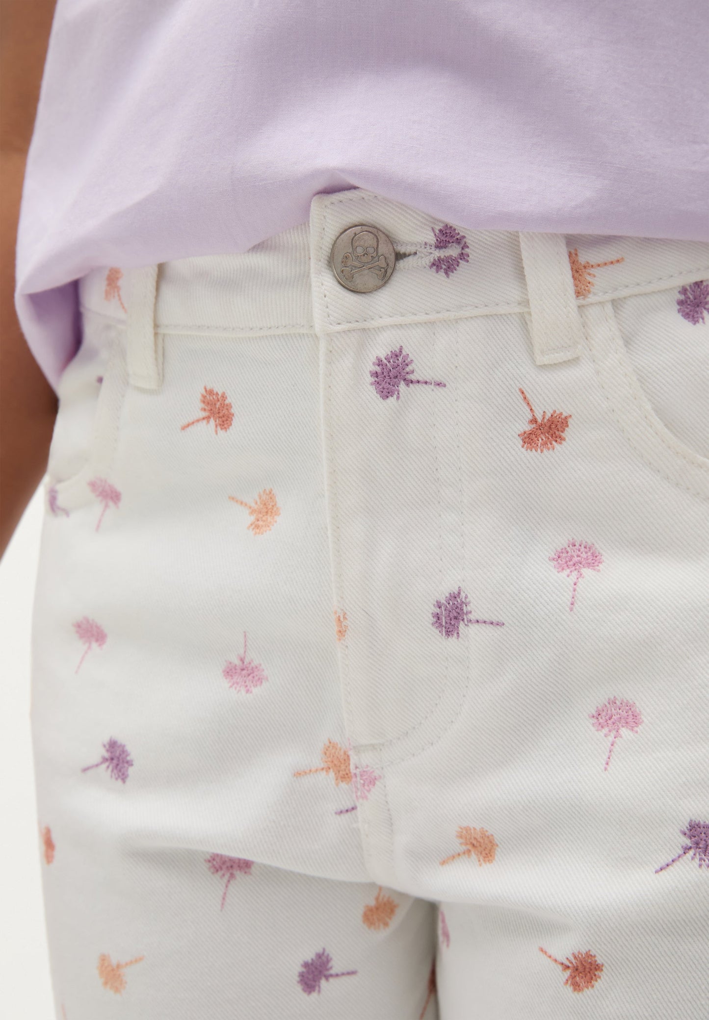 CONTRAST EMBROIDERED JEANS