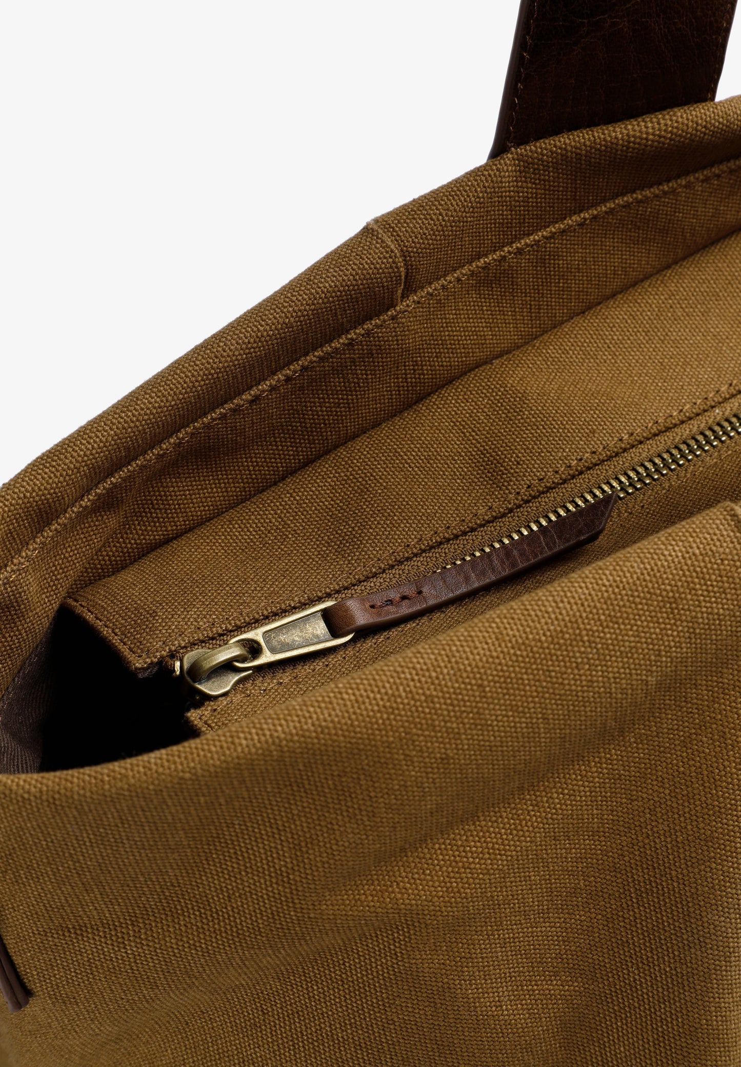 TRAVEL BAG WITH LEATHER DETAILS