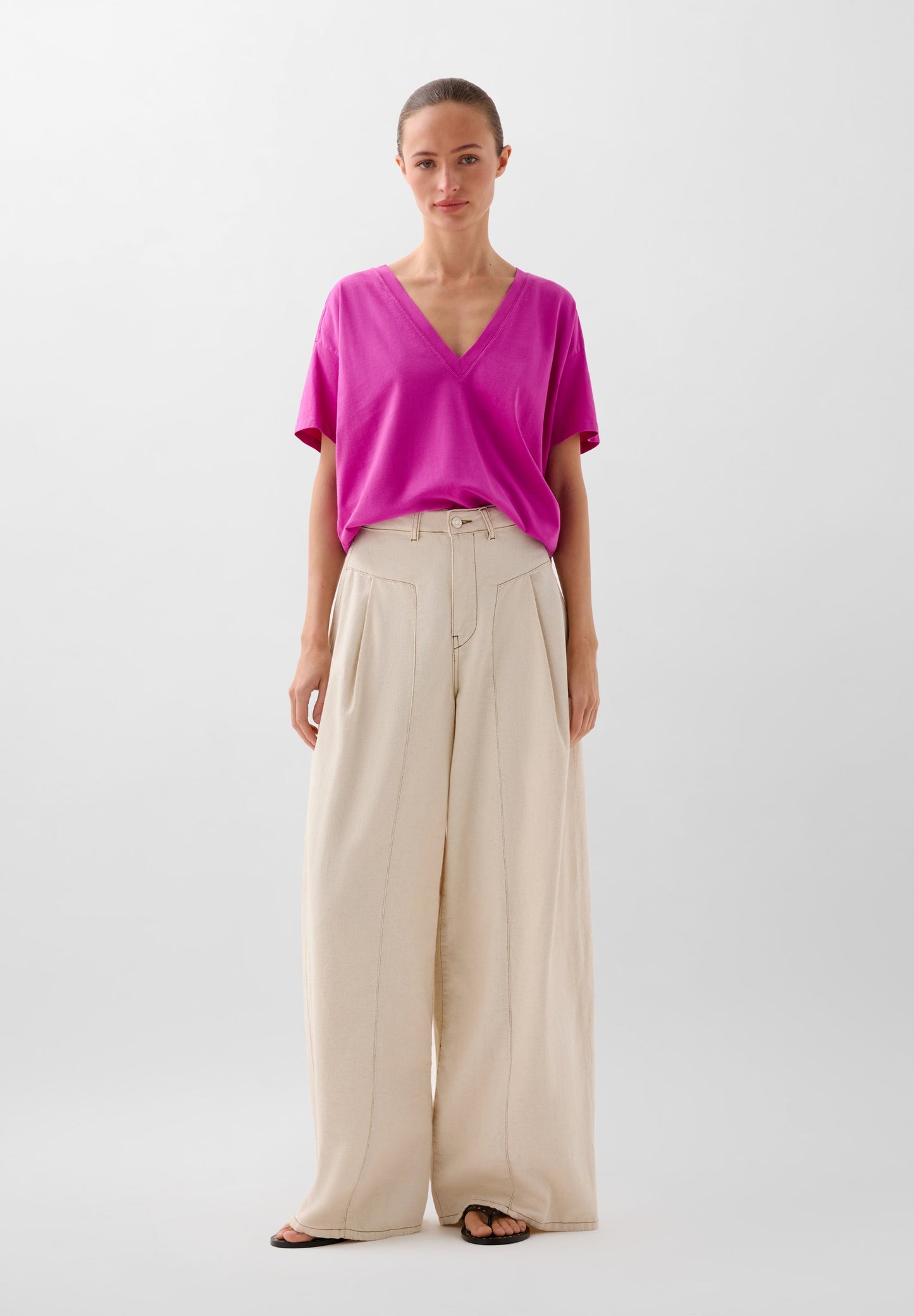 BASIC V-NECK T-SHIRT