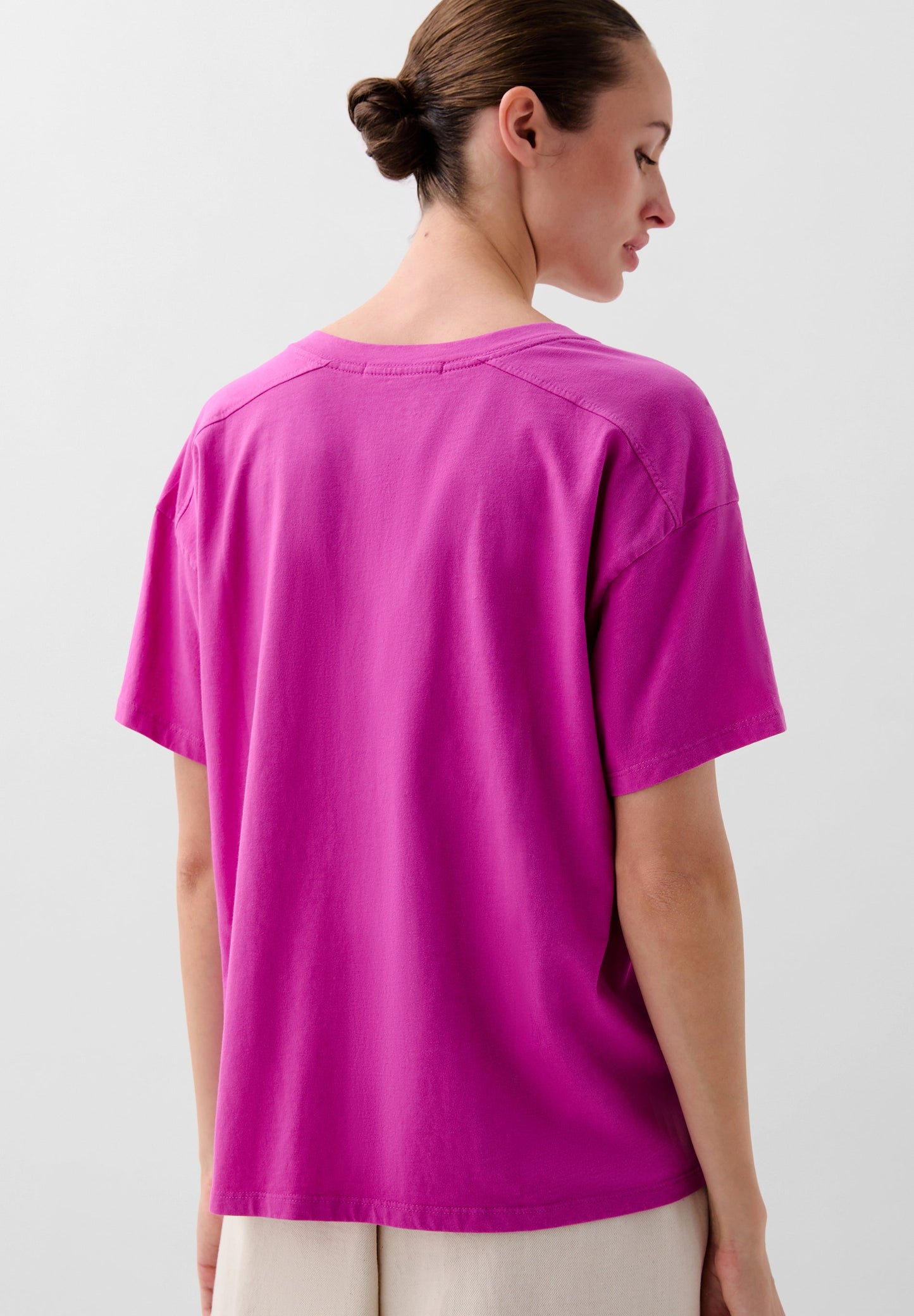BASIC V-NECK T-SHIRT