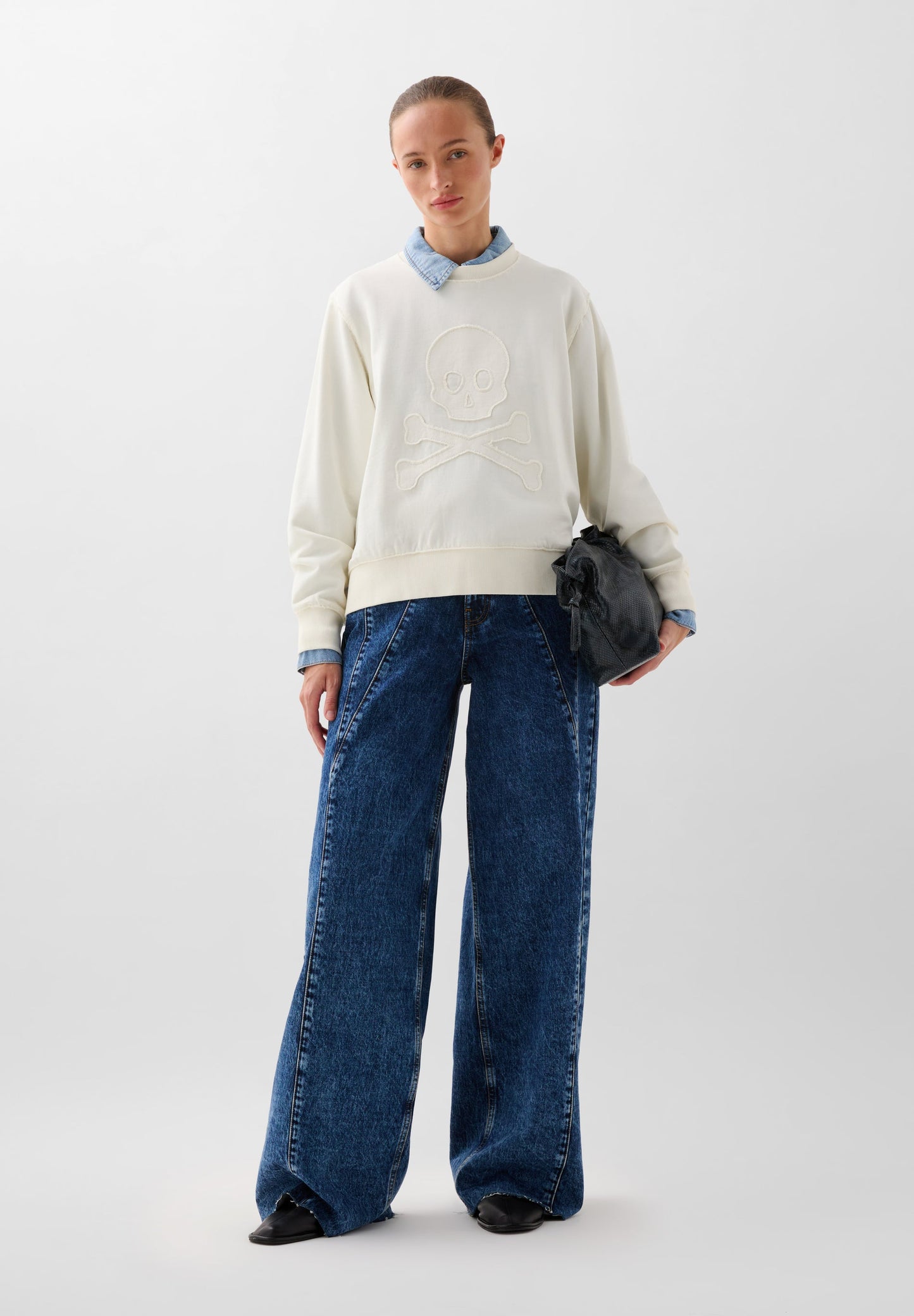 SWEATSHIRT WITH FRONT RAISED SKULL