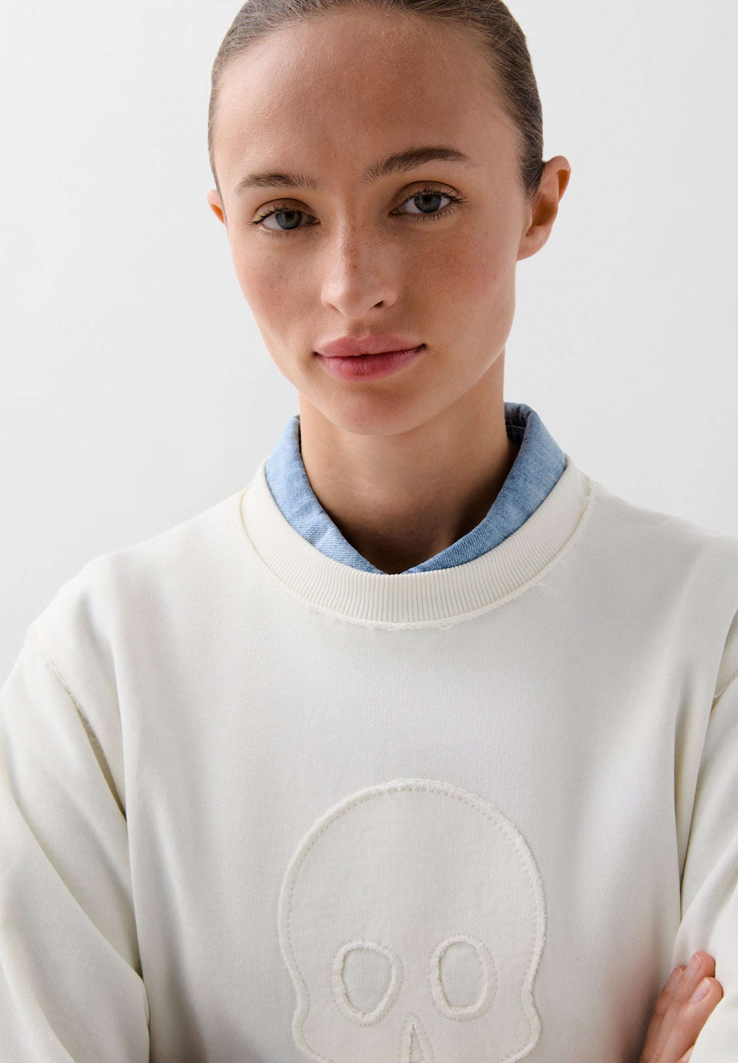 SWEATSHIRT WITH FRONT RAISED SKULL