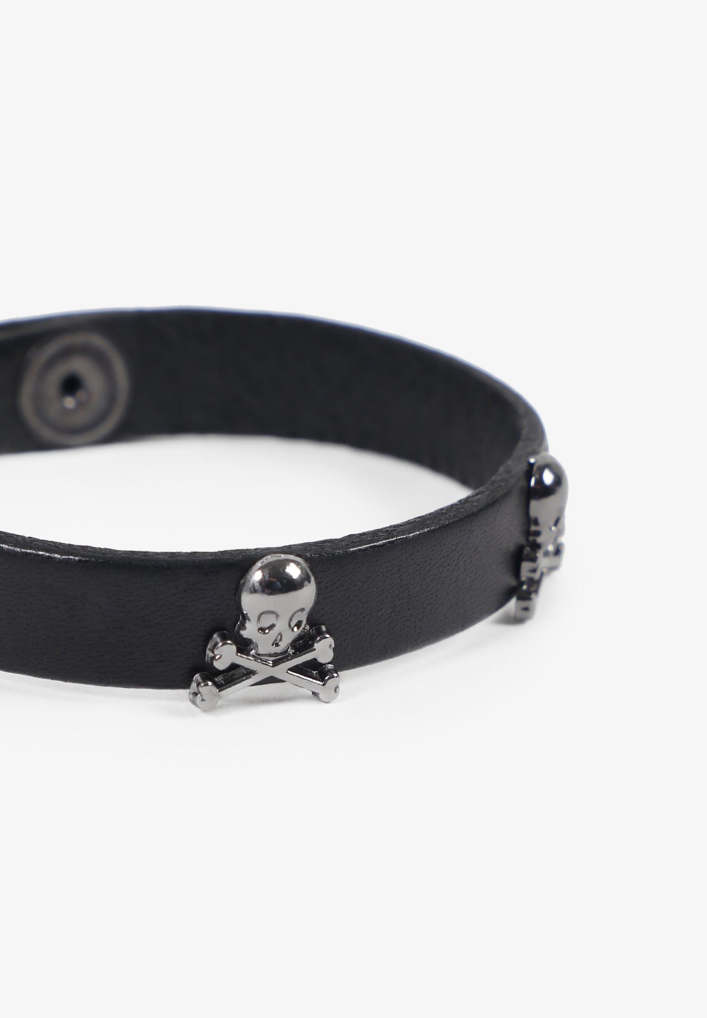 LEATHER BRACELET WITH SKULLS