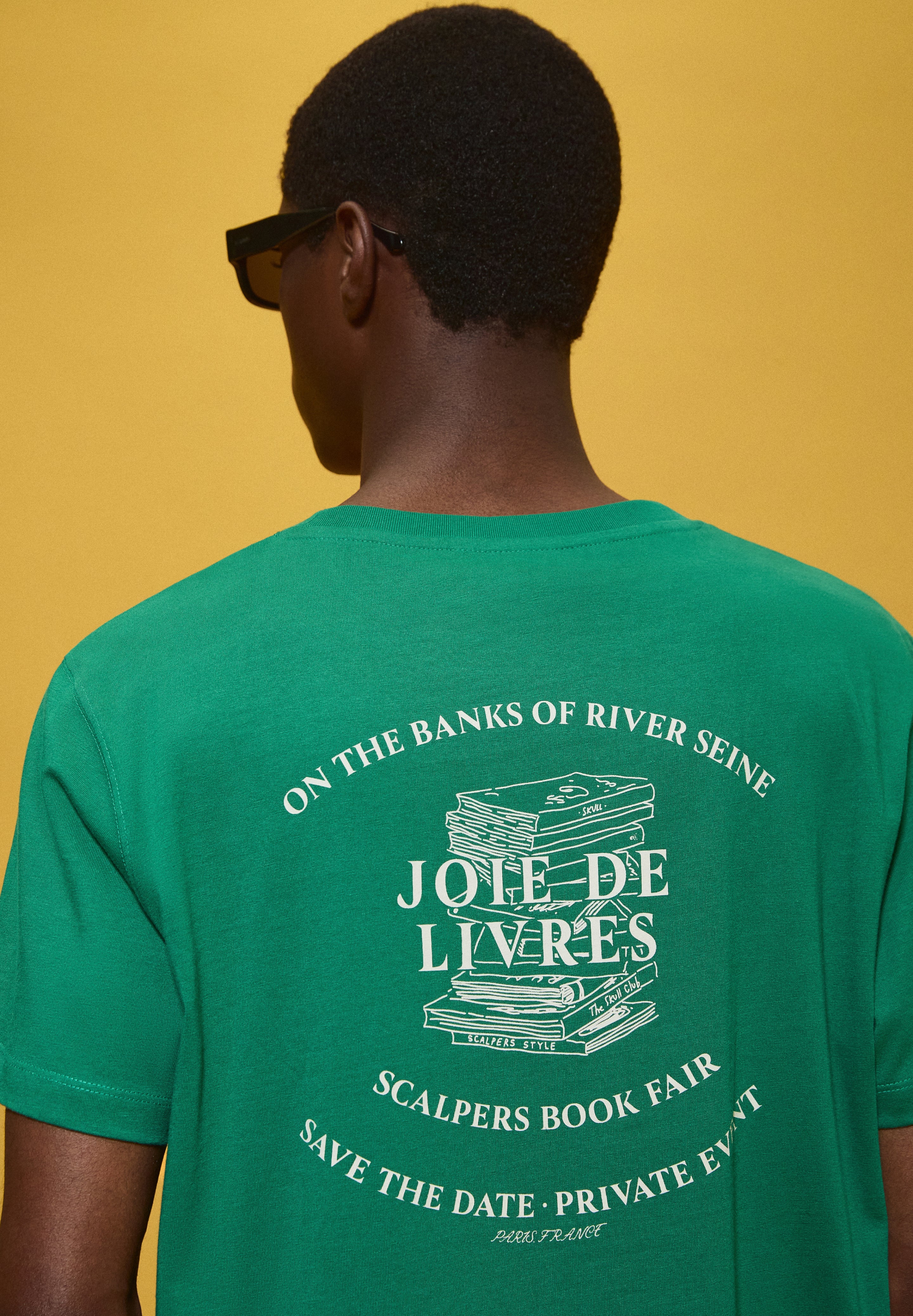 T-SHIRT WITH BOOK PRINT ON THE BACK
