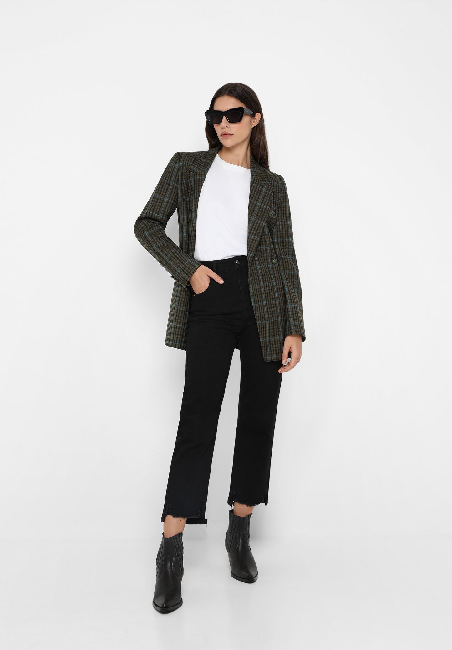 STRAIGHT JEANS WITH FRAYED EDGE