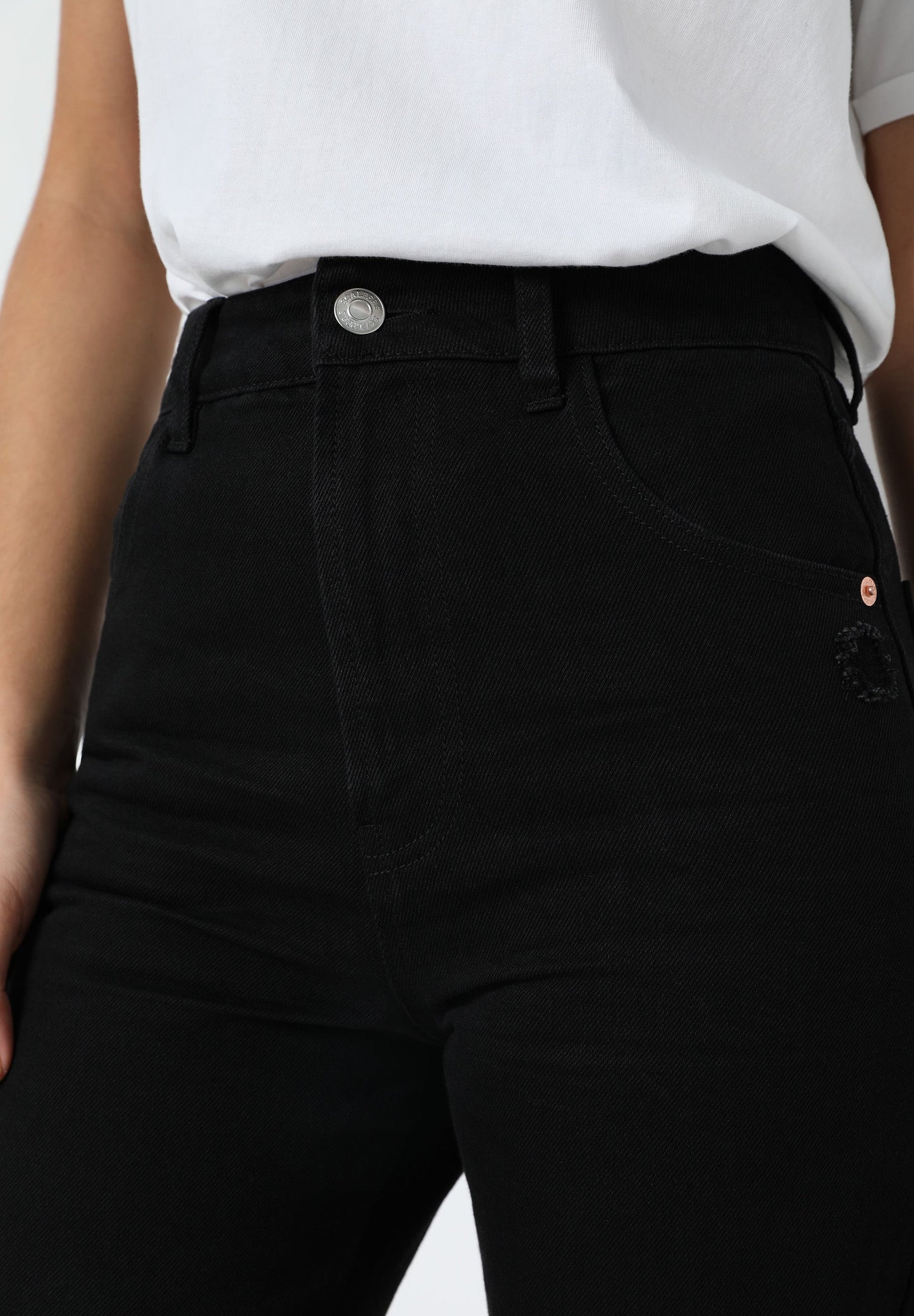 STRAIGHT JEANS WITH FRAYED EDGE