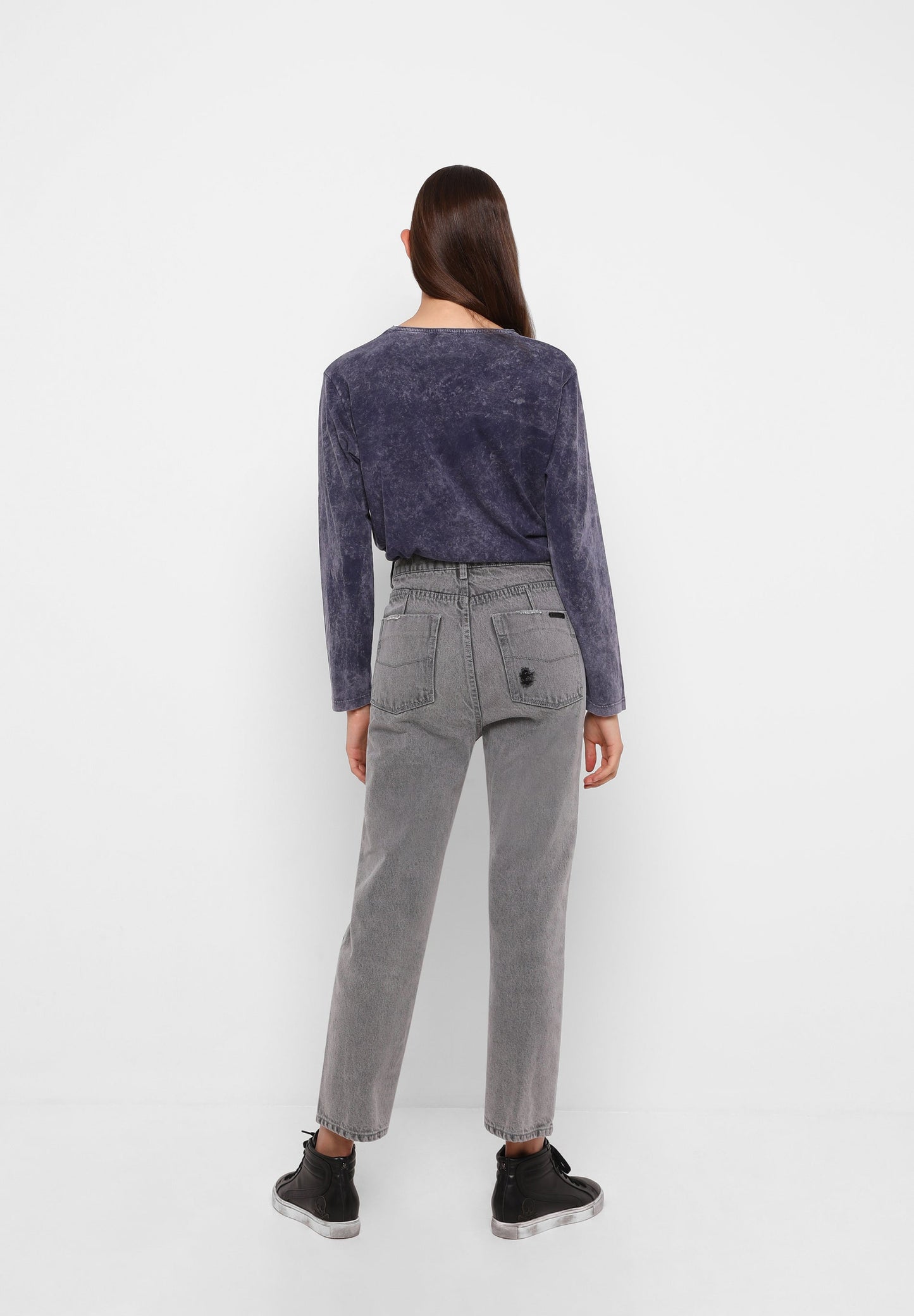 STRAIGHT JEANS WITH FRAYED EDGE