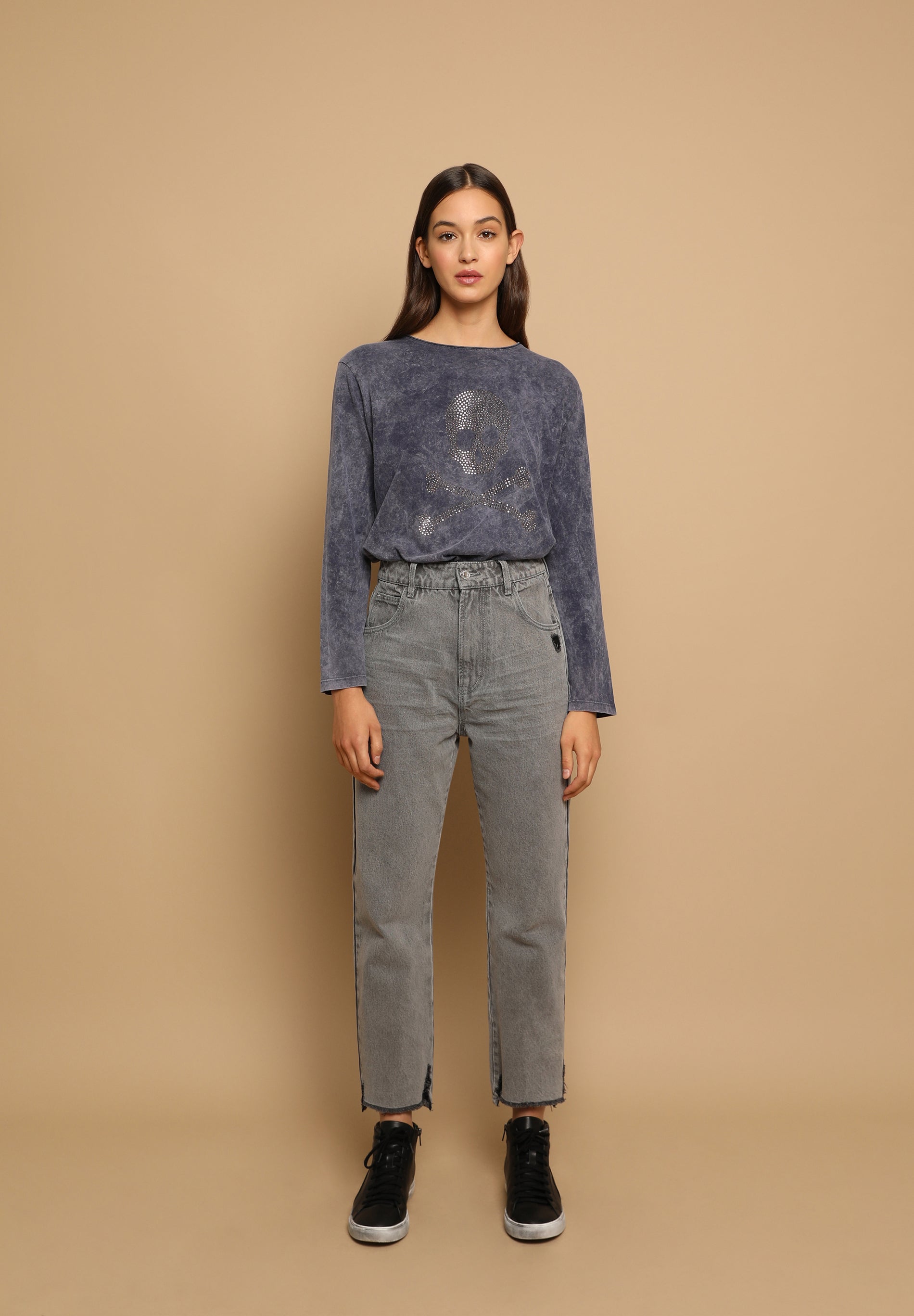 STRAIGHT JEANS WITH FRAYED EDGE