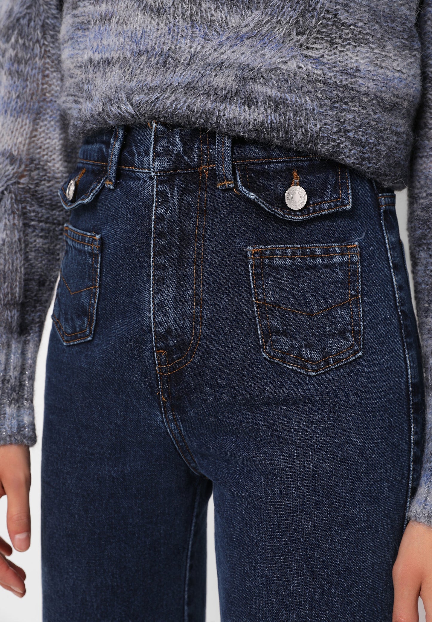 FLARE JEANS WITH BUTTON POCKETS