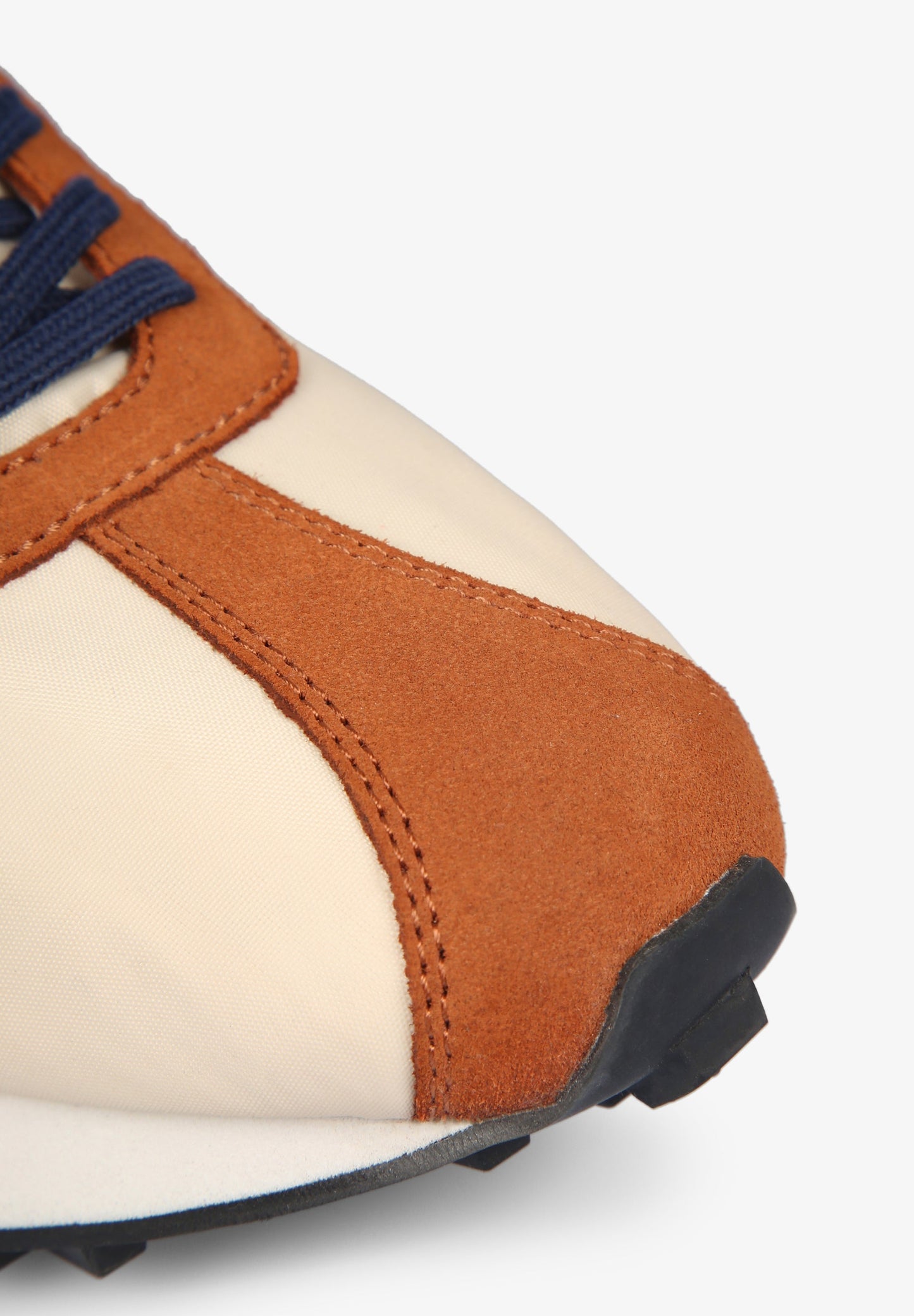 SNEAKERS WITH PRONOUNCED STABILISERS