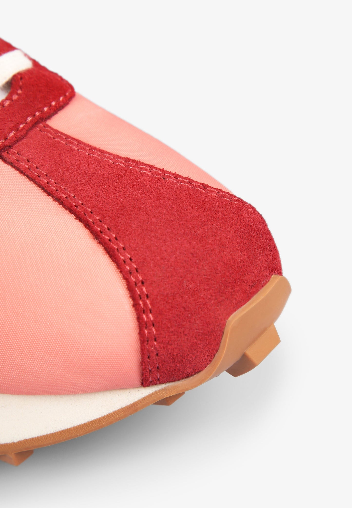 SNEAKERS WITH PRONOUNCED STABILISERS