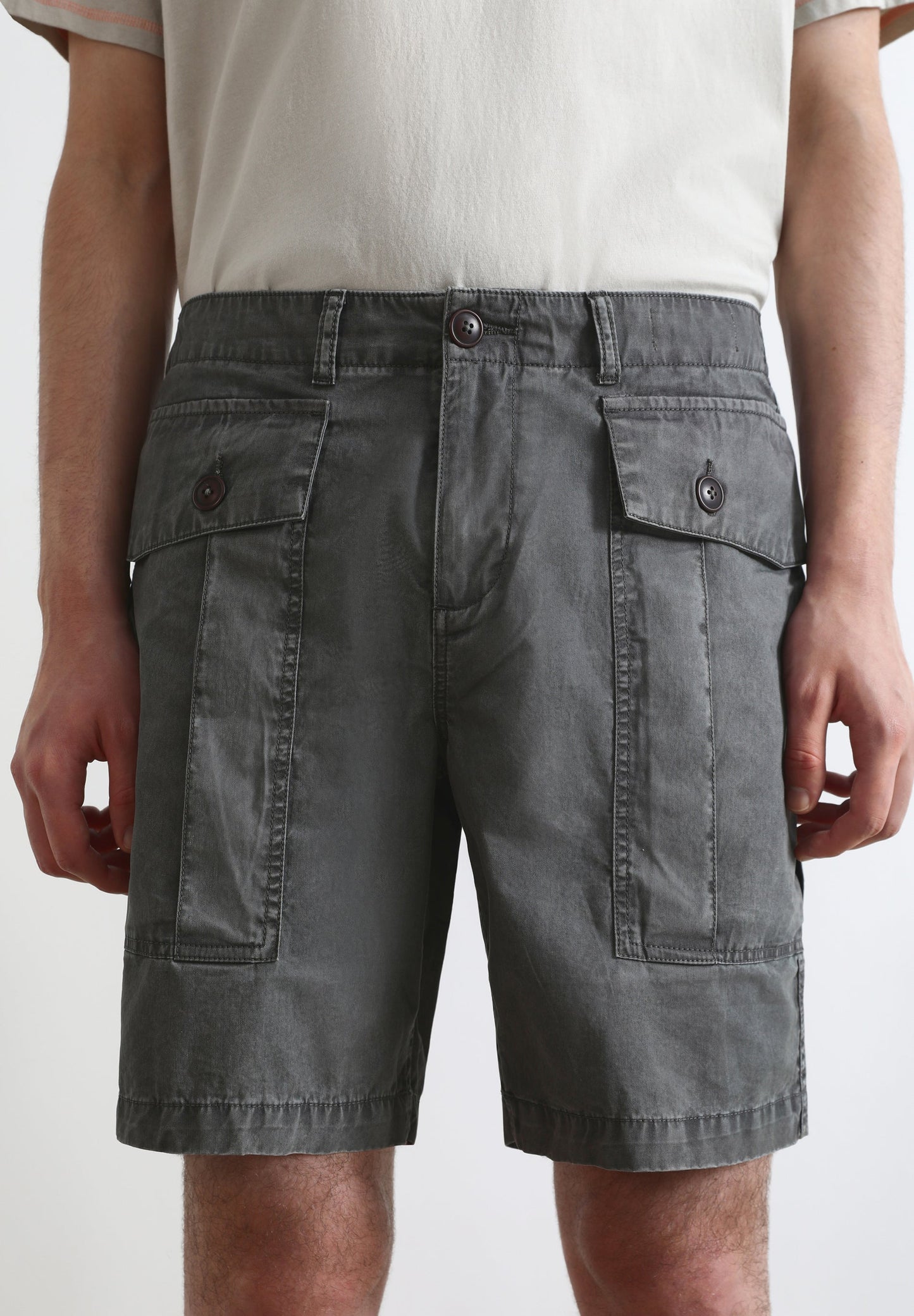 BERUMDA SHORTS WITH POCKET WITH BUTTONS