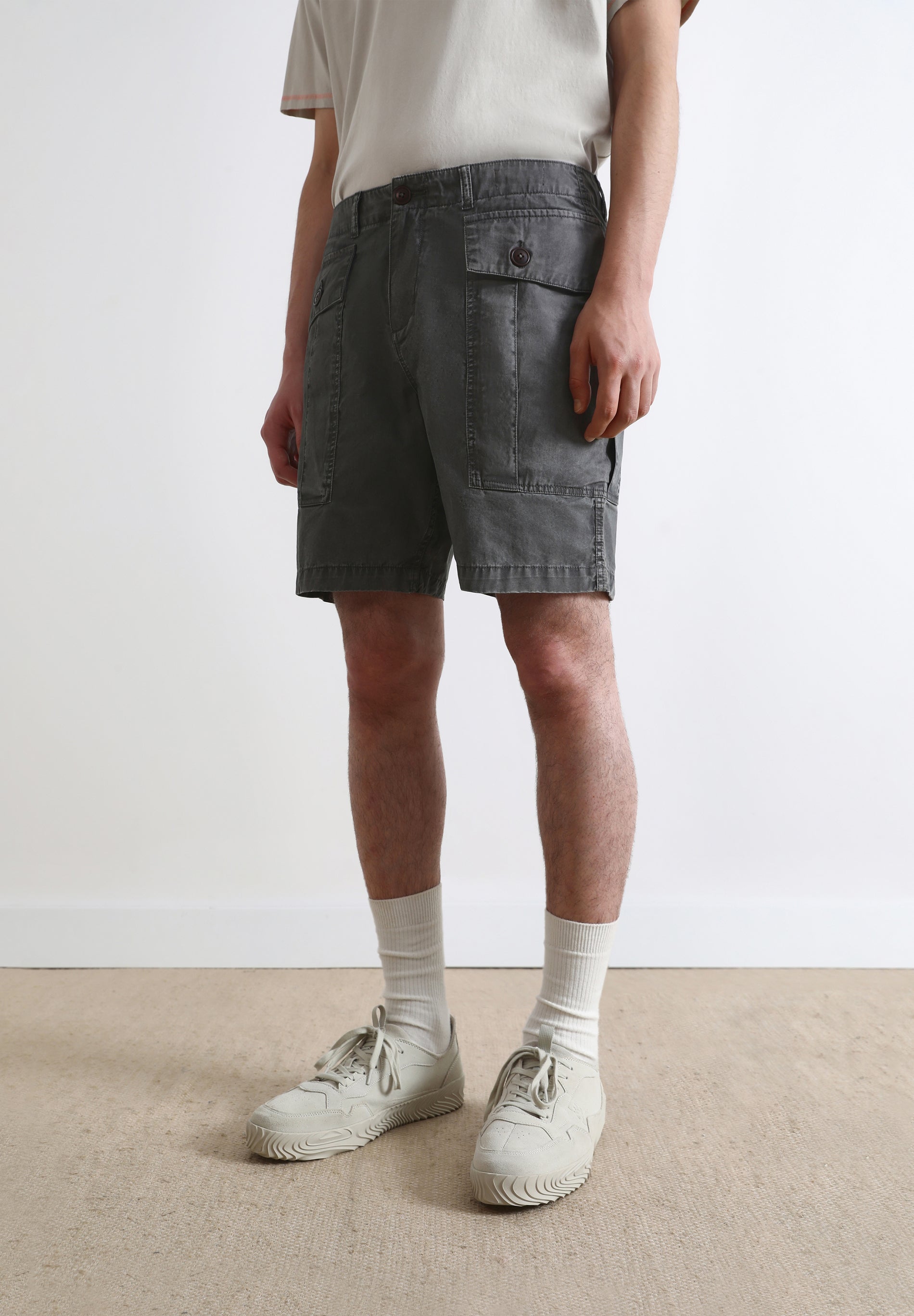BERUMDA SHORTS WITH POCKET WITH BUTTONS