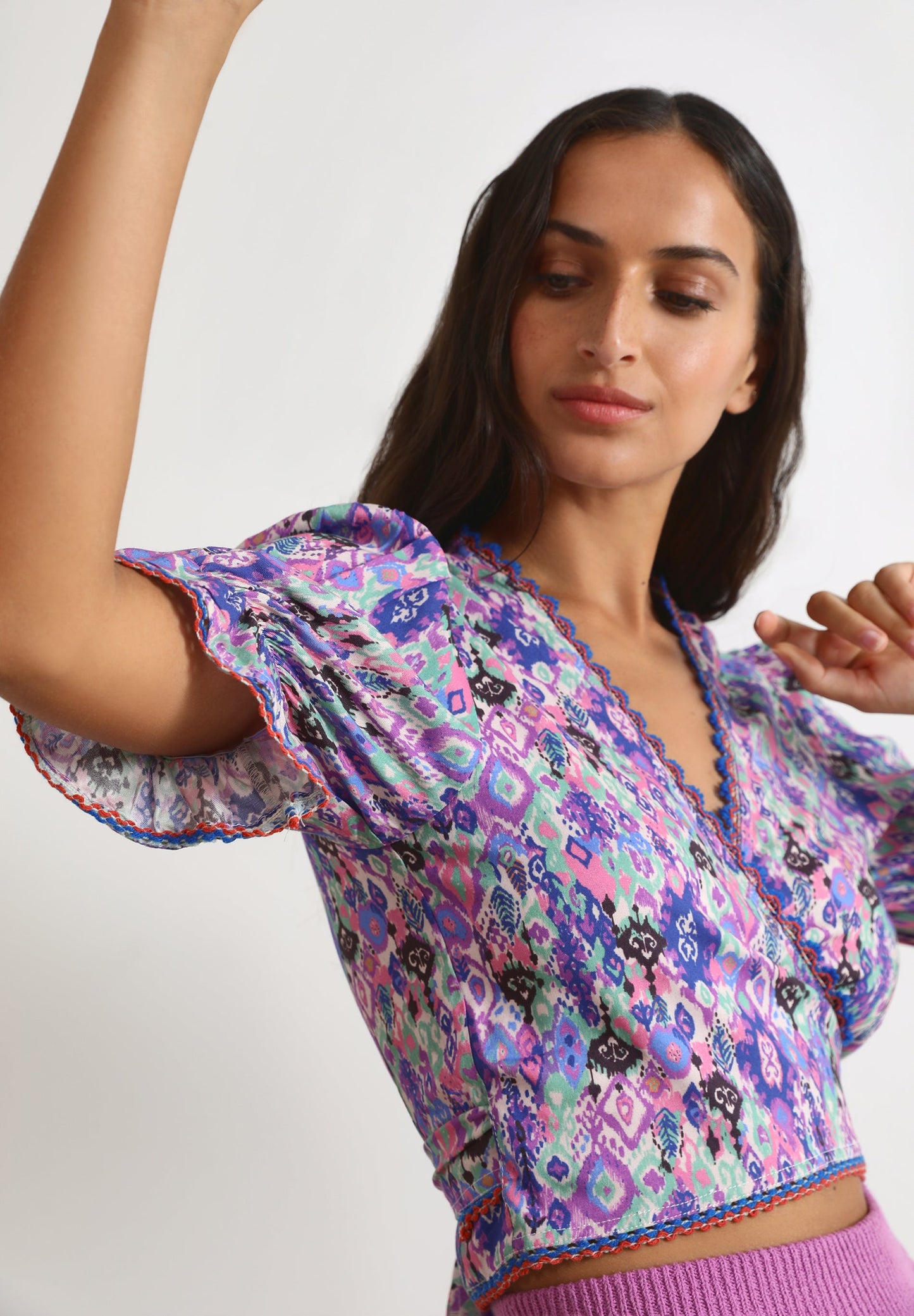 PRINTED CROSSOVER TOP