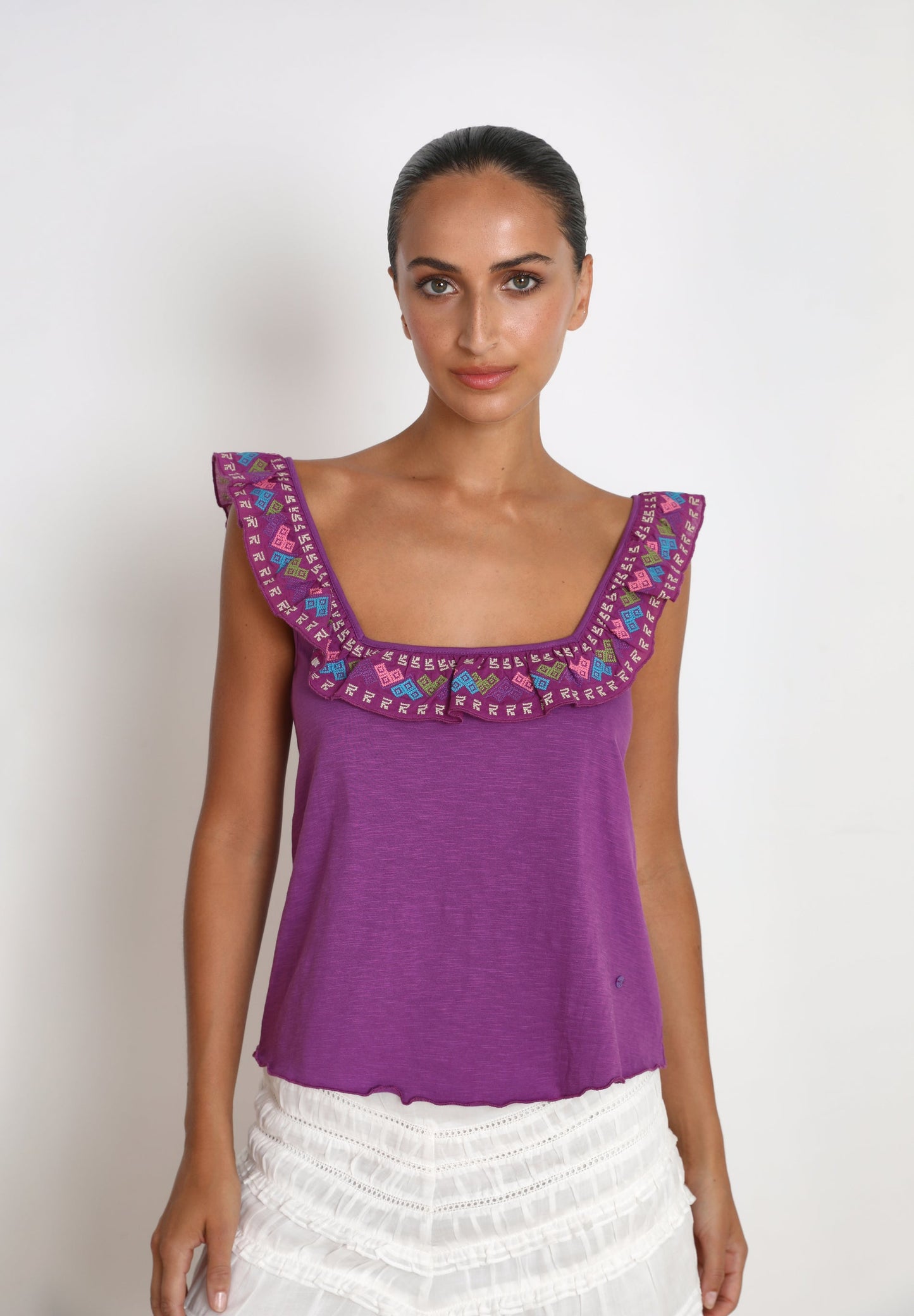 RUFFLED TOP WITH EMBROIDERY