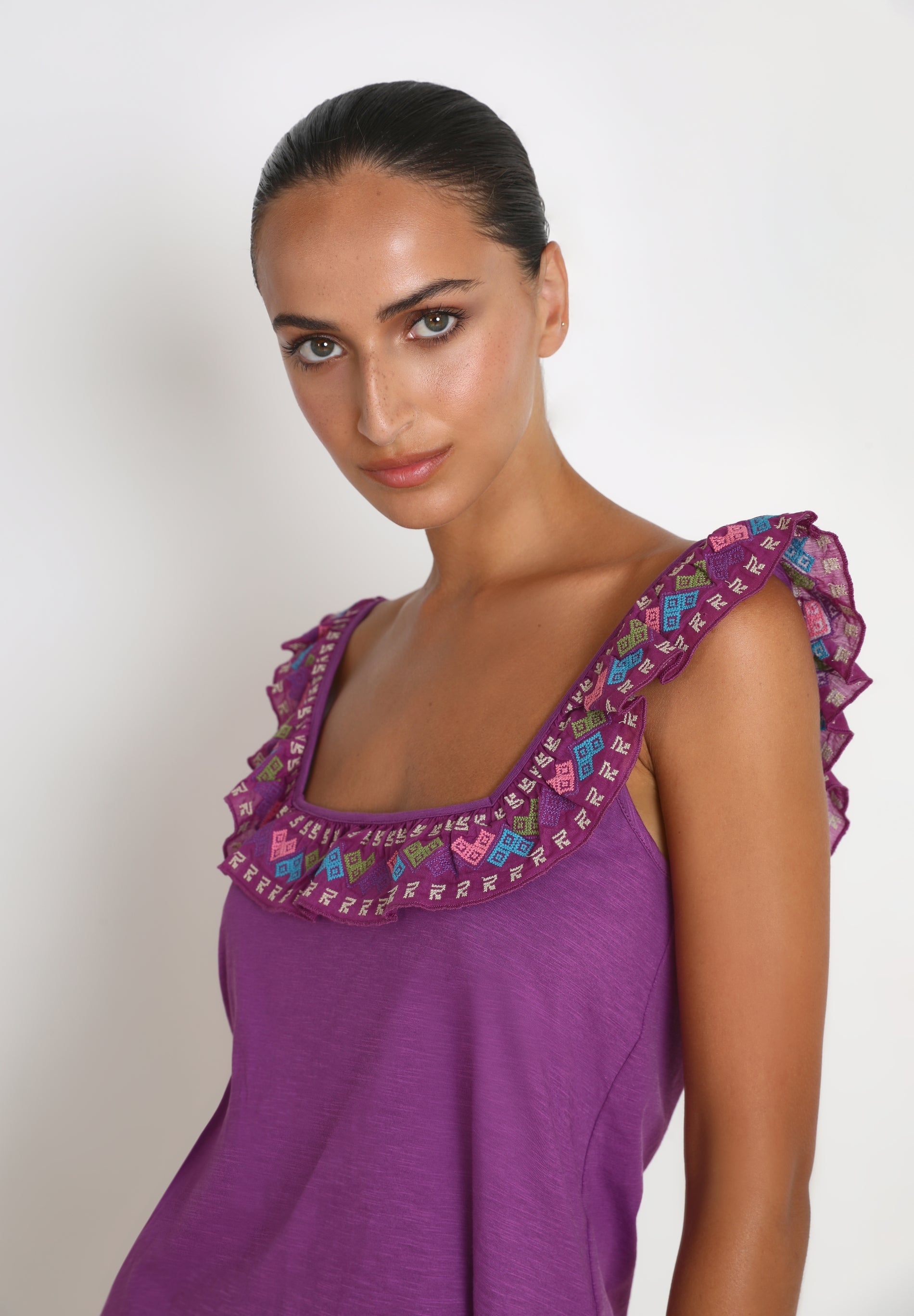 RUFFLED TOP WITH EMBROIDERY