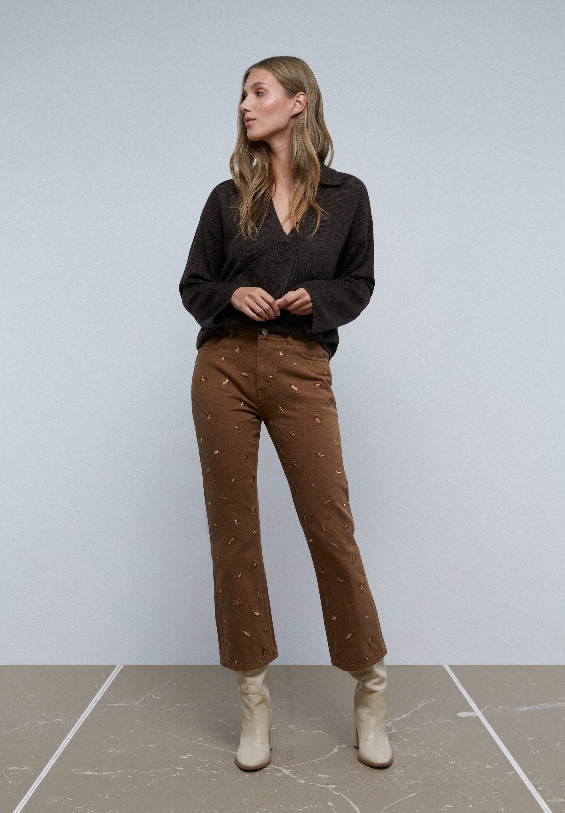 FLARED JEANS WITH EMBROIDERED DETAILS