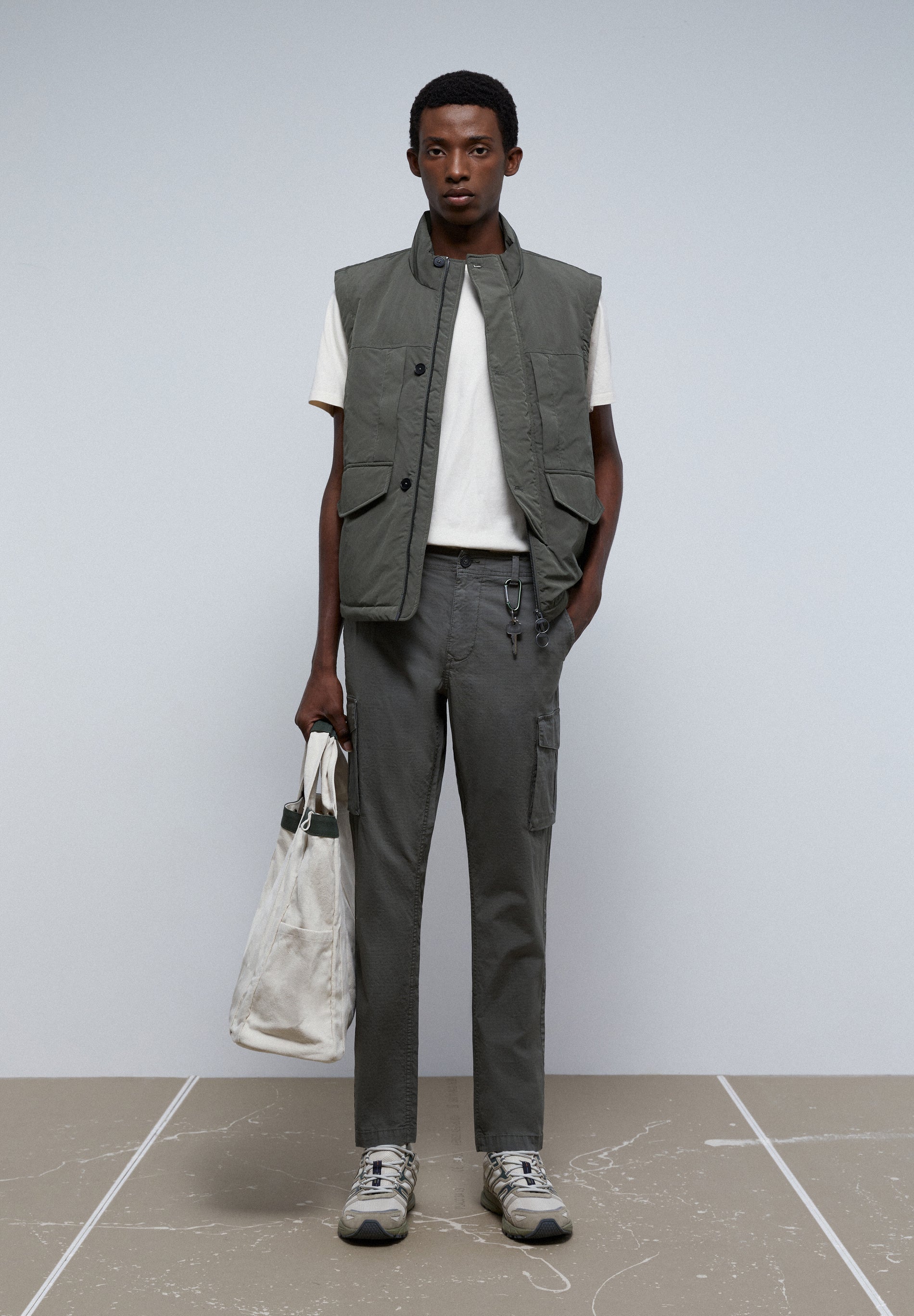 LIGHTWEIGHT VEST WITH POCKETS