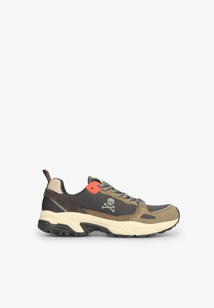 LIGHTWEIGHT SNEAKERS WITH PRONOUNCED SOLE
