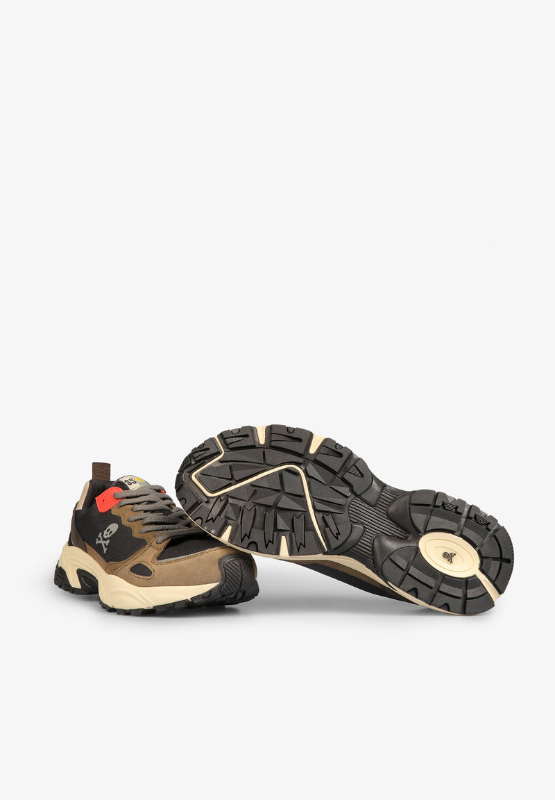 LIGHTWEIGHT SNEAKERS WITH PRONOUNCED SOLE