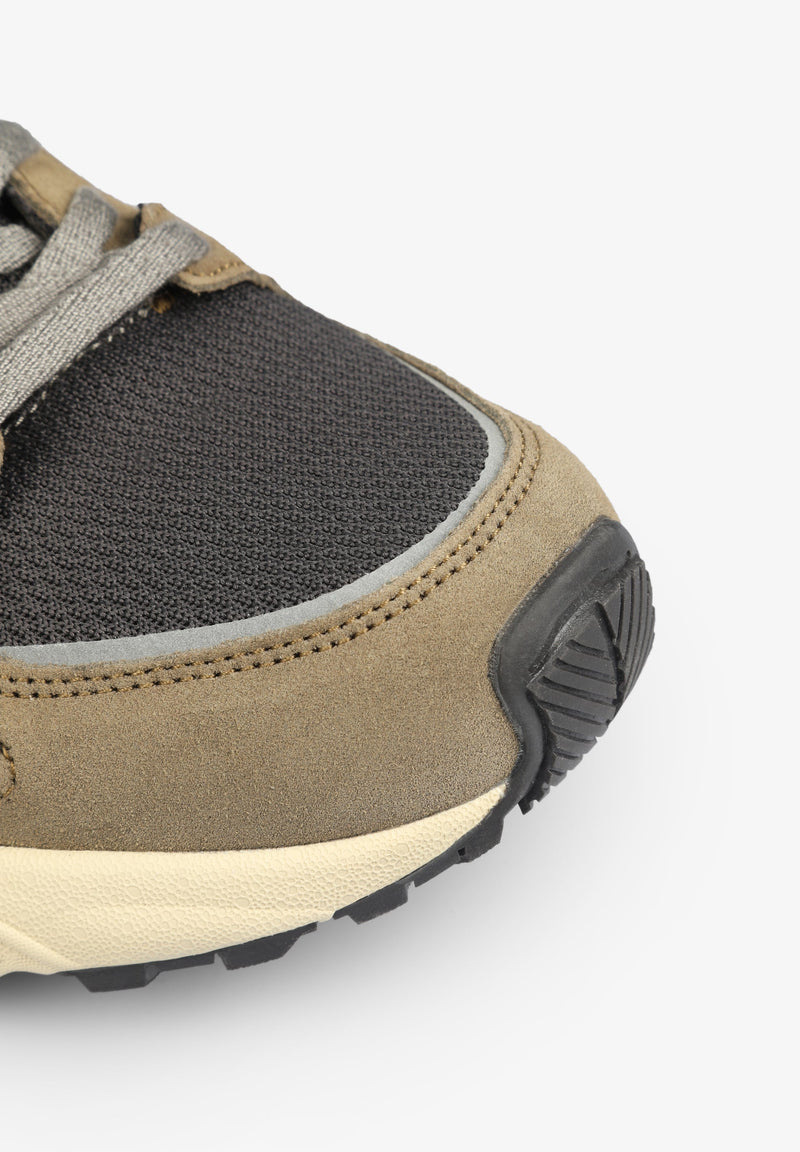 LIGHTWEIGHT SNEAKERS WITH PRONOUNCED SOLE