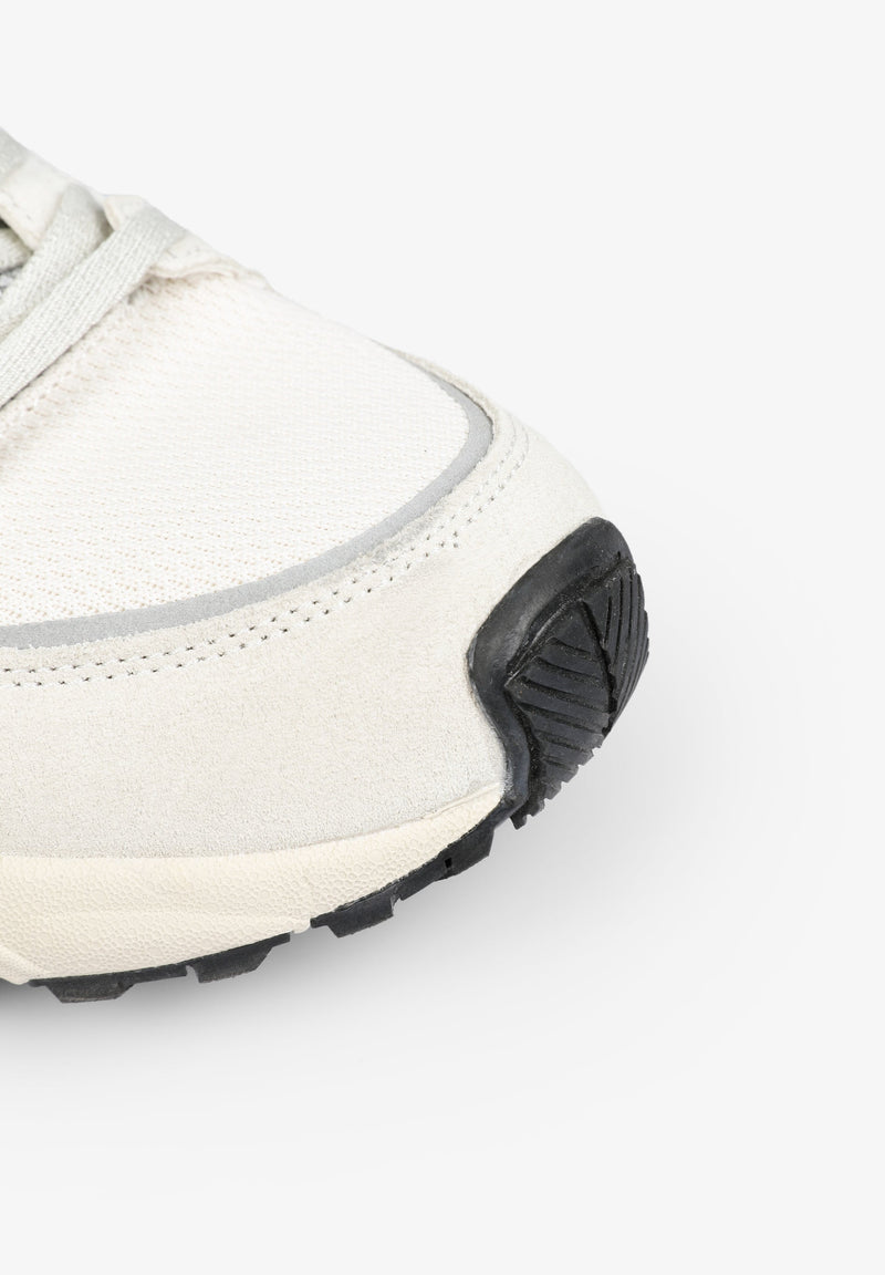 LIGHTWEIGHT SNEAKERS WITH PRONOUNCED SOLE