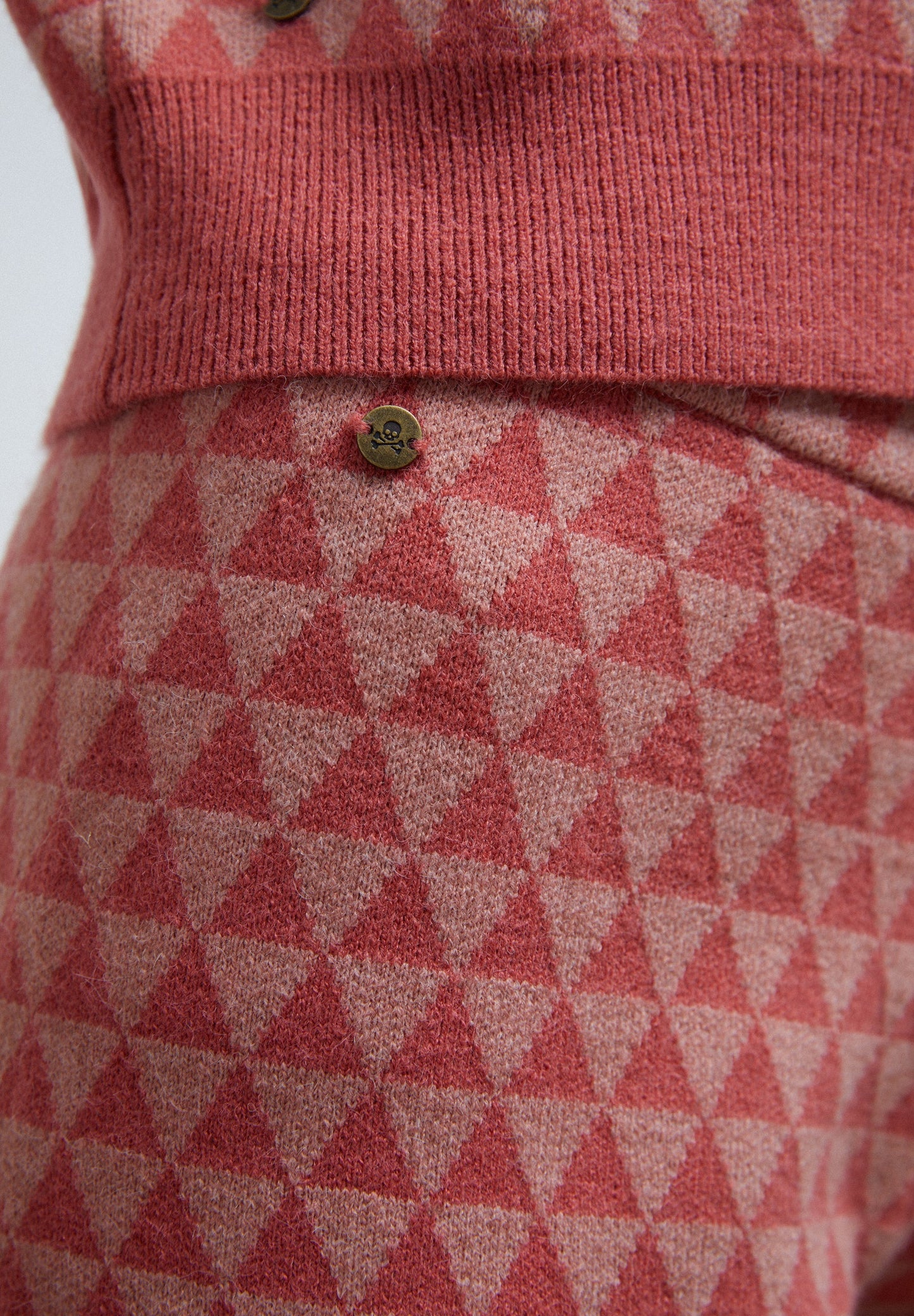 KNIT TROUSERS WITH TRIANGLES