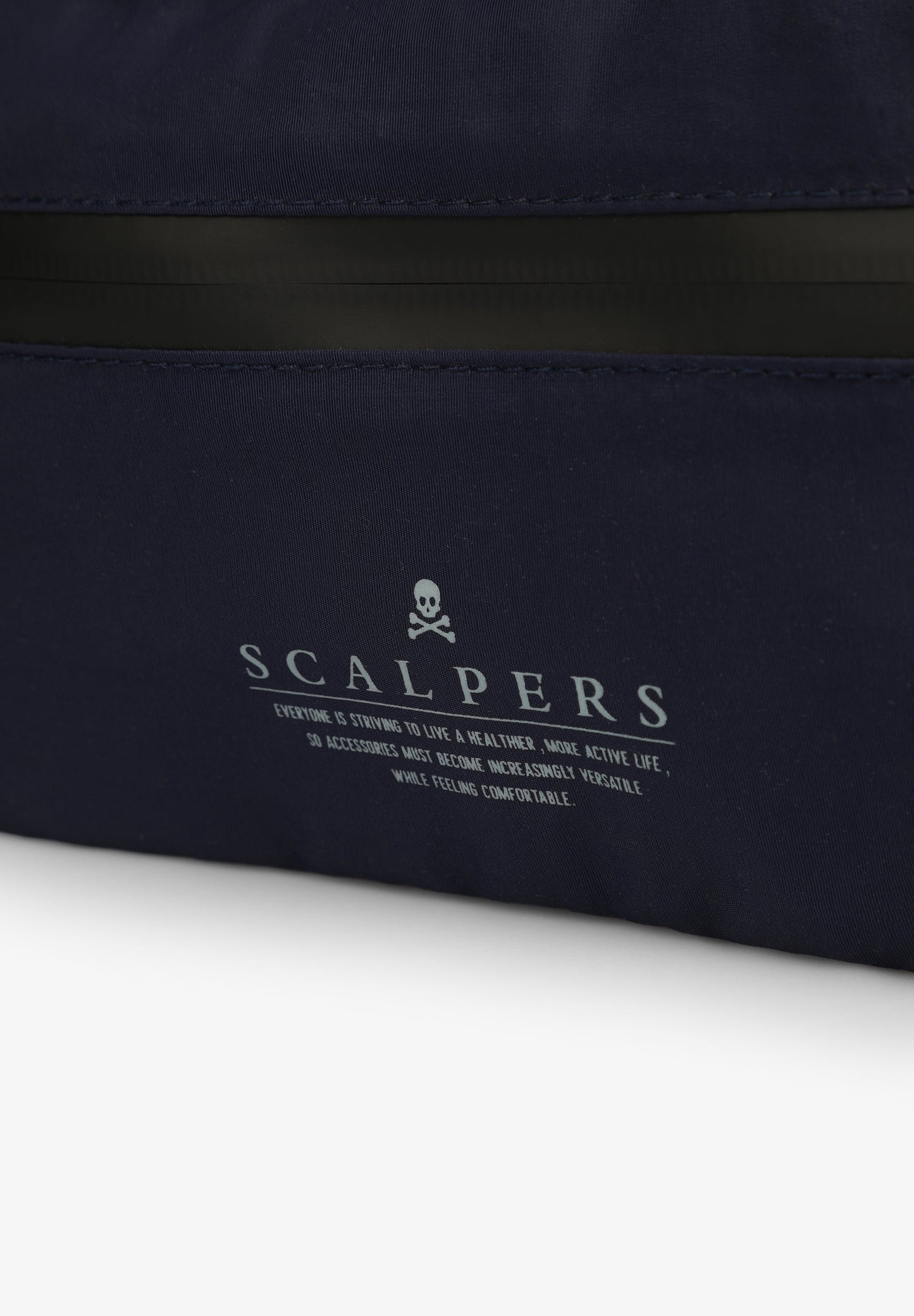 TOILETRY BAG WITH ZIP FASTENING