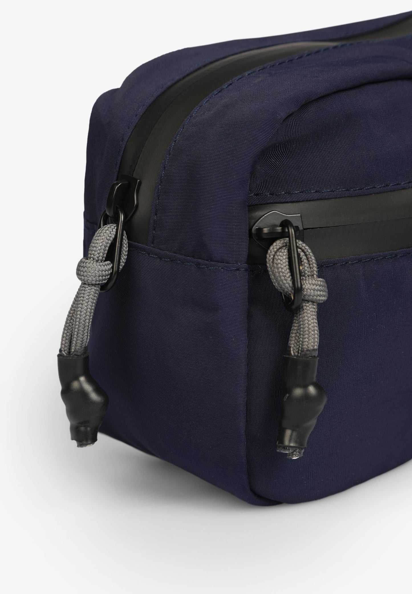 TOILETRY BAG WITH ZIP FASTENING