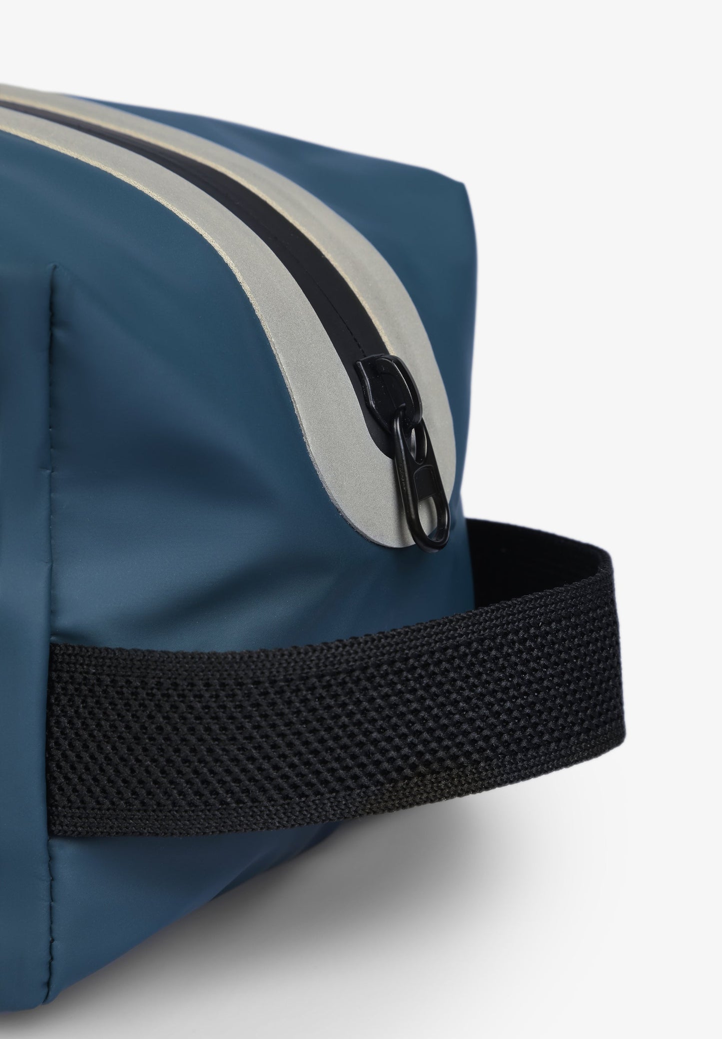 THERMO-SEALED TOILETRY BAG