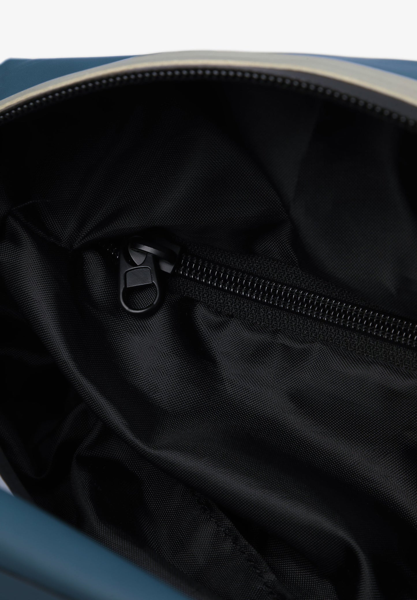 THERMO-SEALED TOILETRY BAG