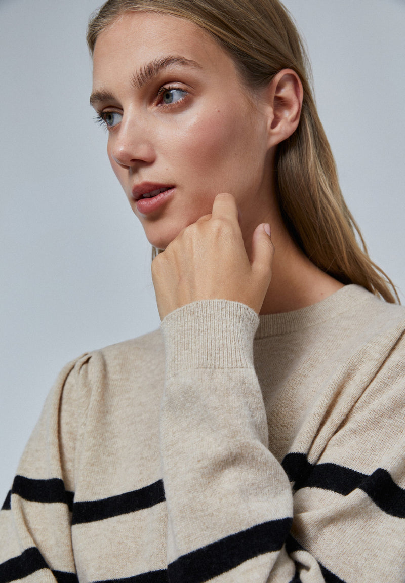 SWEATER WITH DETAIL ON SHOULDER