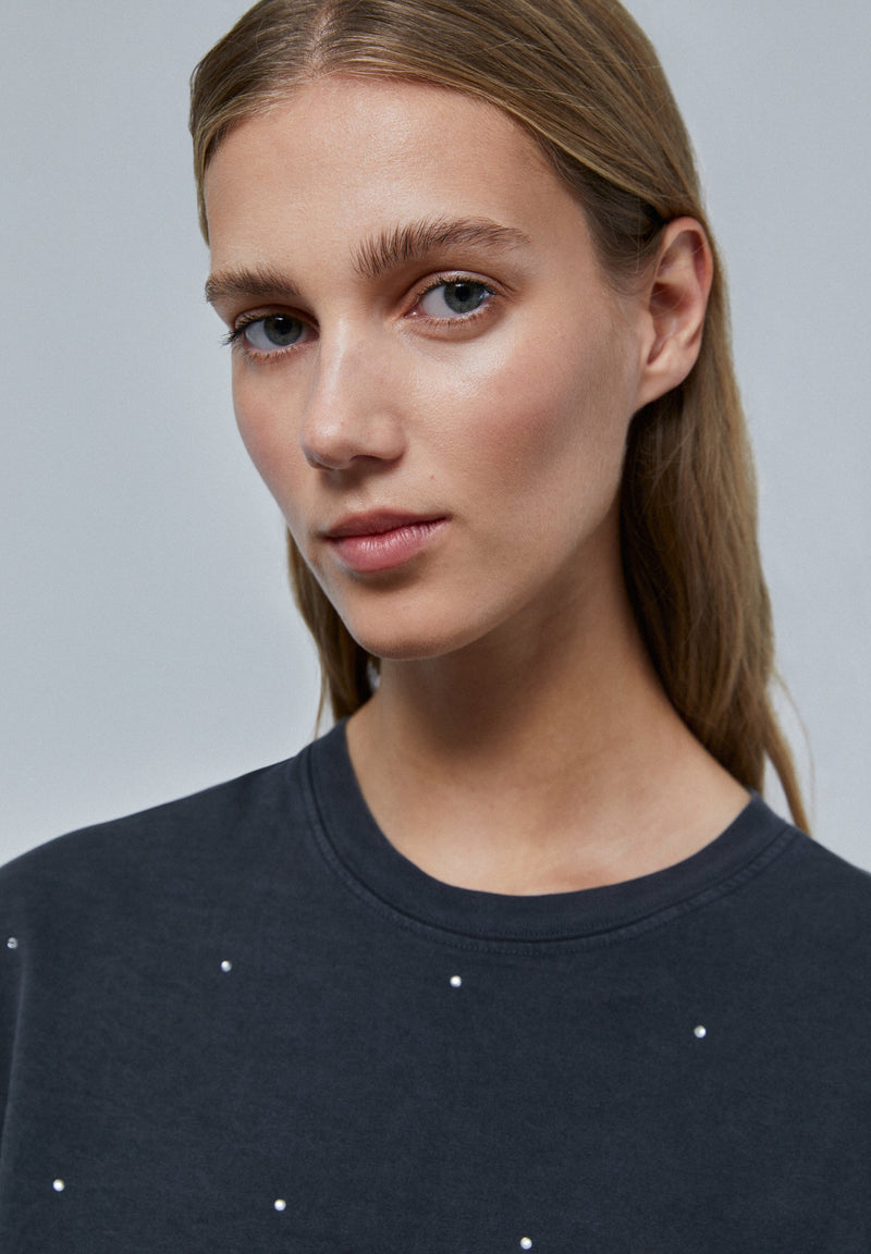 T-SHIRT WITH GLASS DETAIL