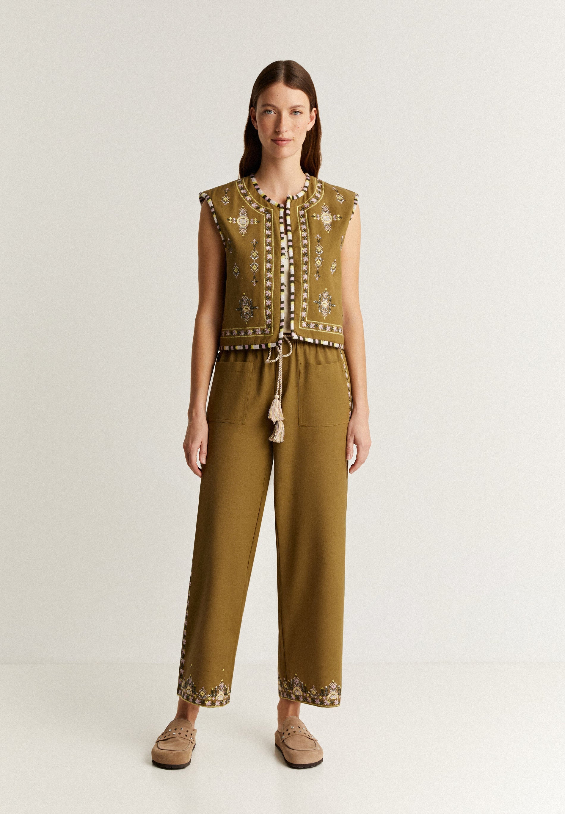 TROUSERS WITH ETHNIC EMBROIDERY DETAIL
