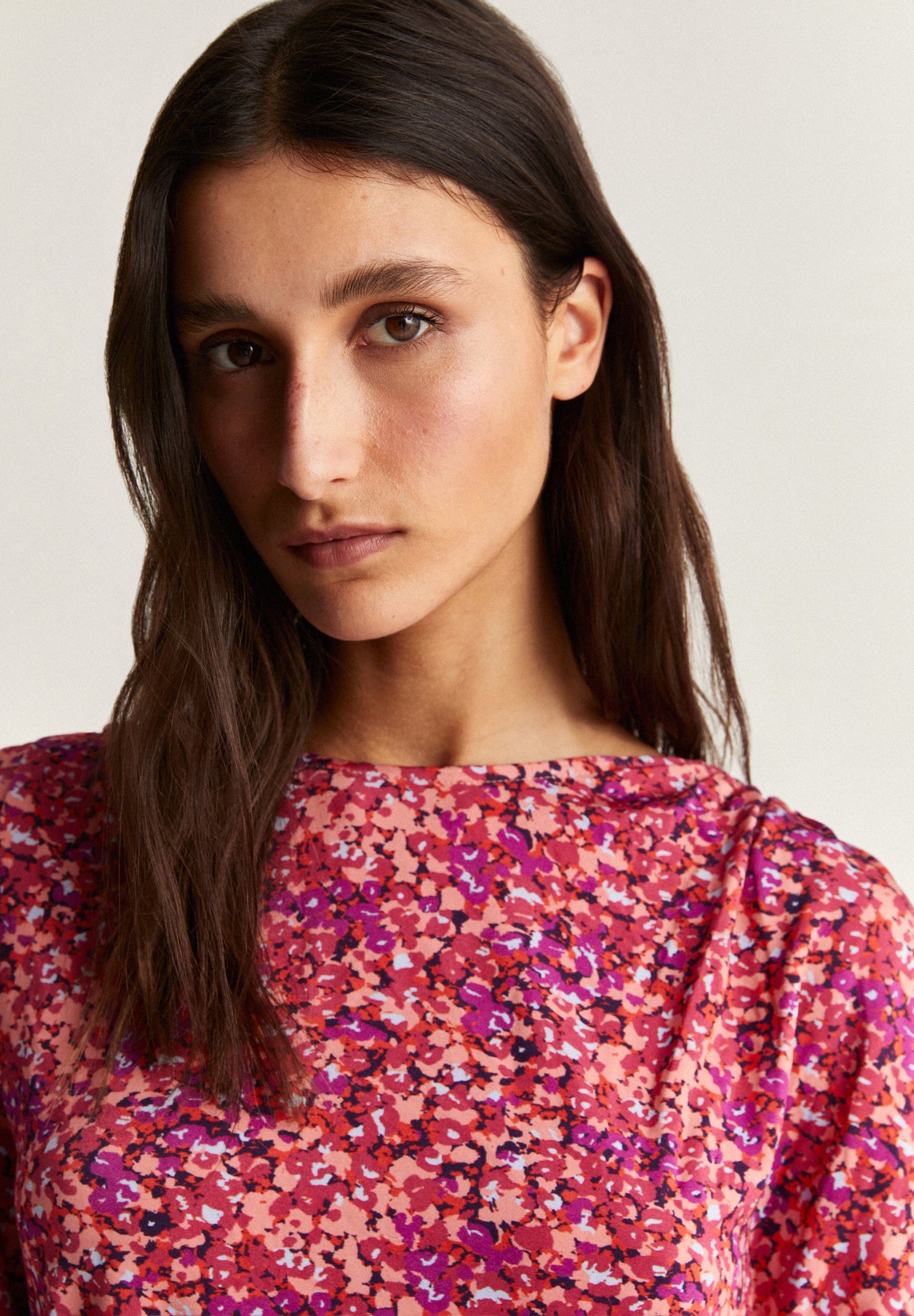 TOP WITH DRAWSTRING DETAIL ON THE SHOULDER