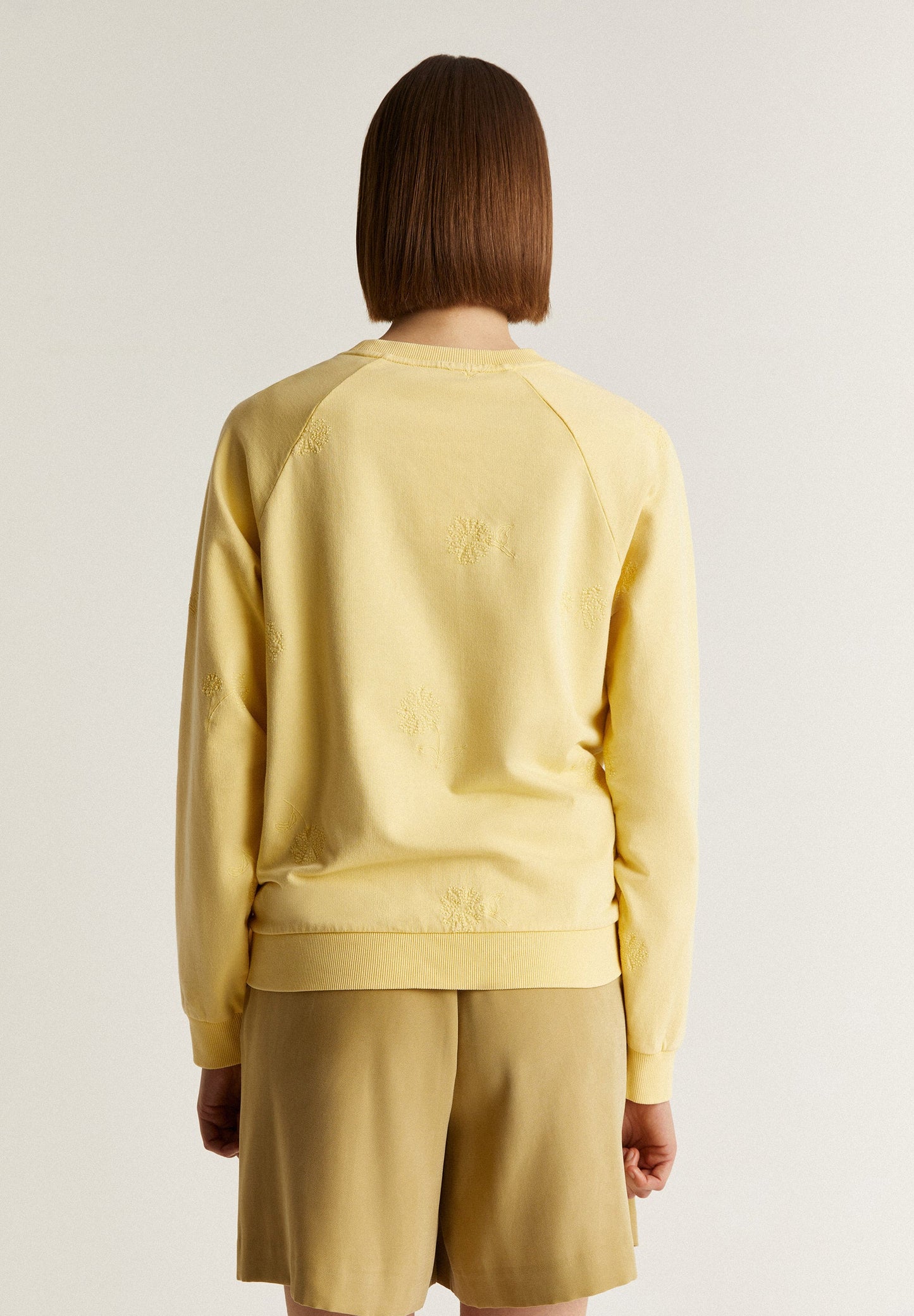 SWEATSHIRT WITH FLORAL STITCHING DETAIL