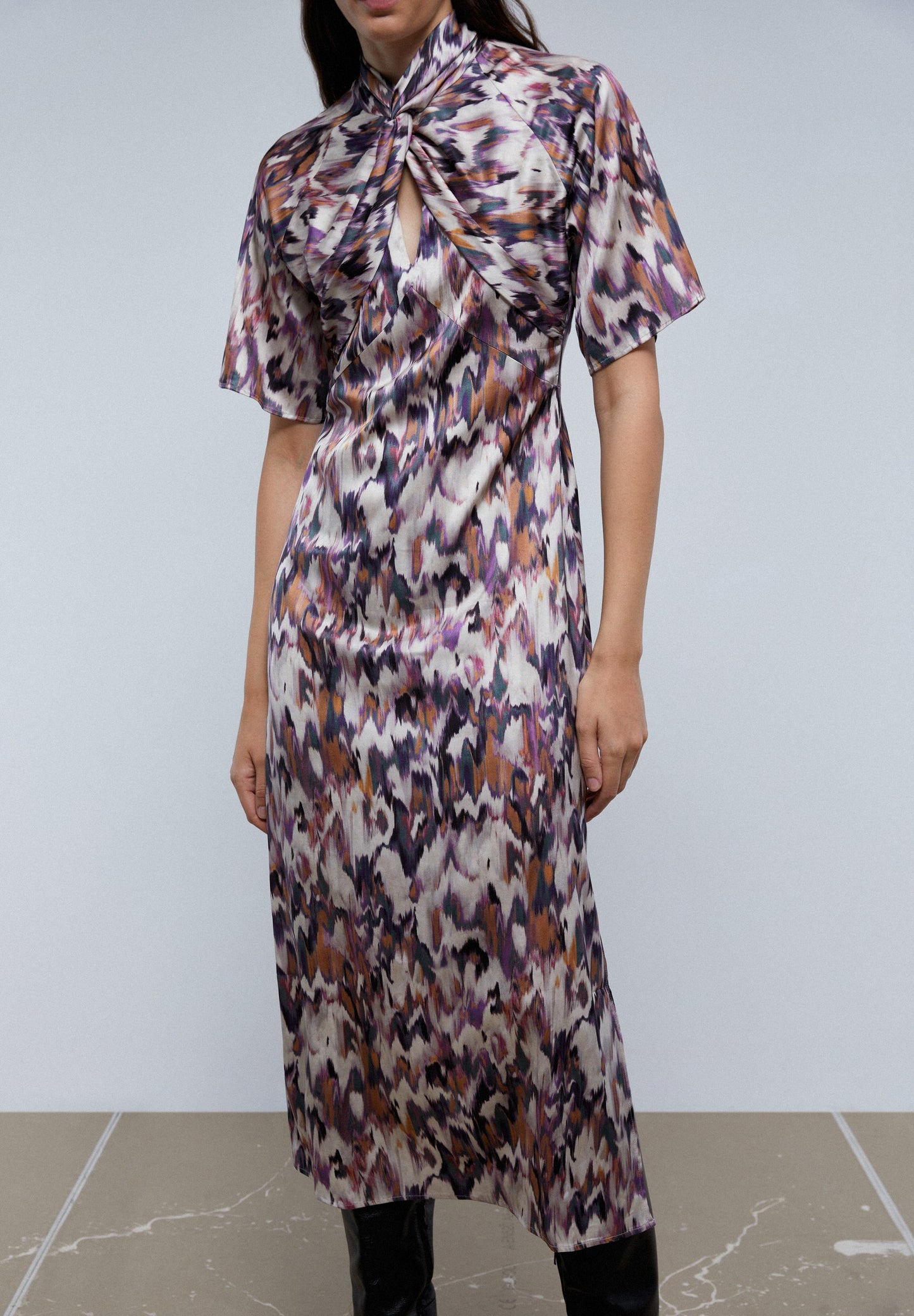 PRINT DRESS WITH KNOT ON THE NECKLINE