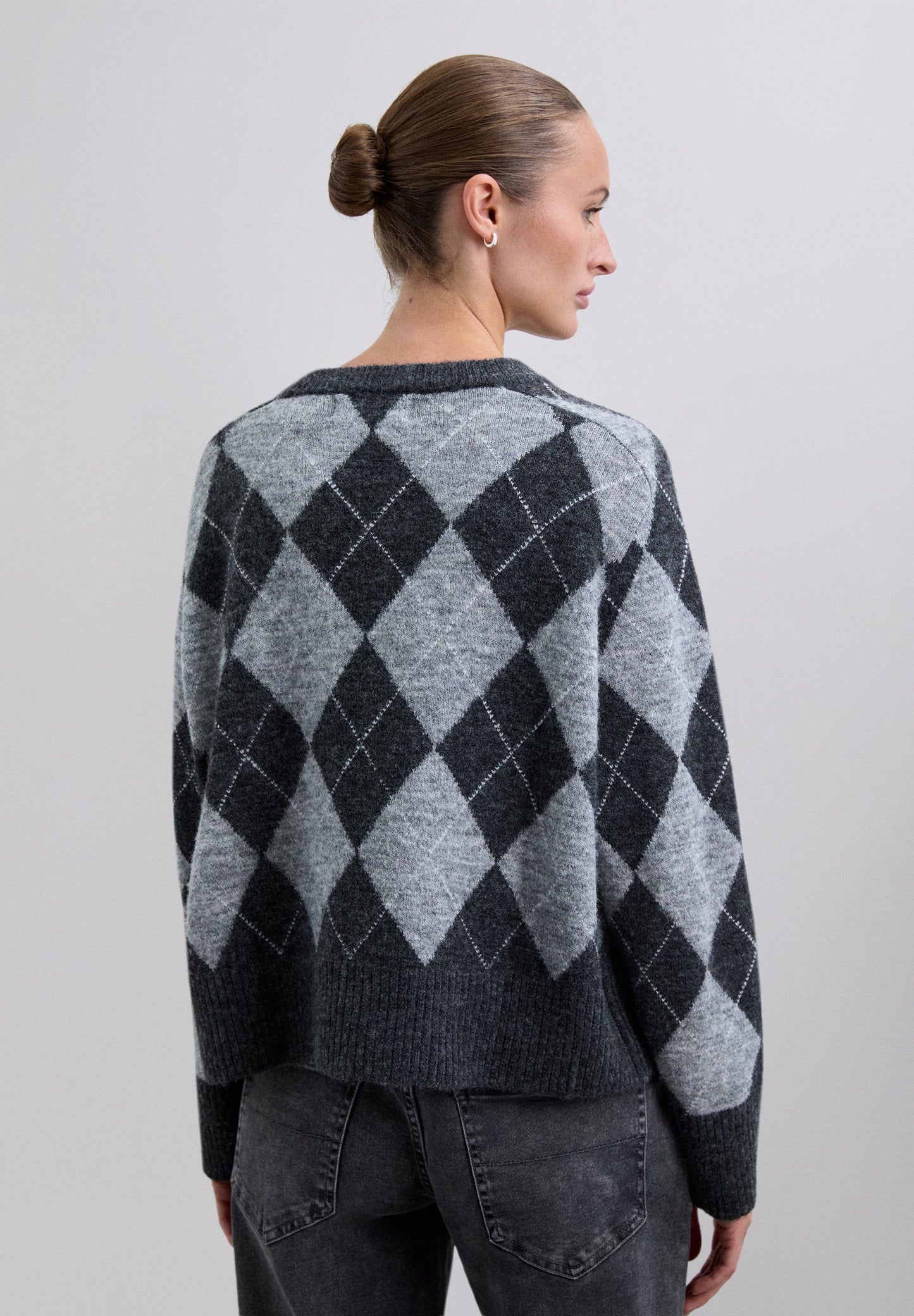 TWO-TONE DIAMOND PATTERN SWEATER