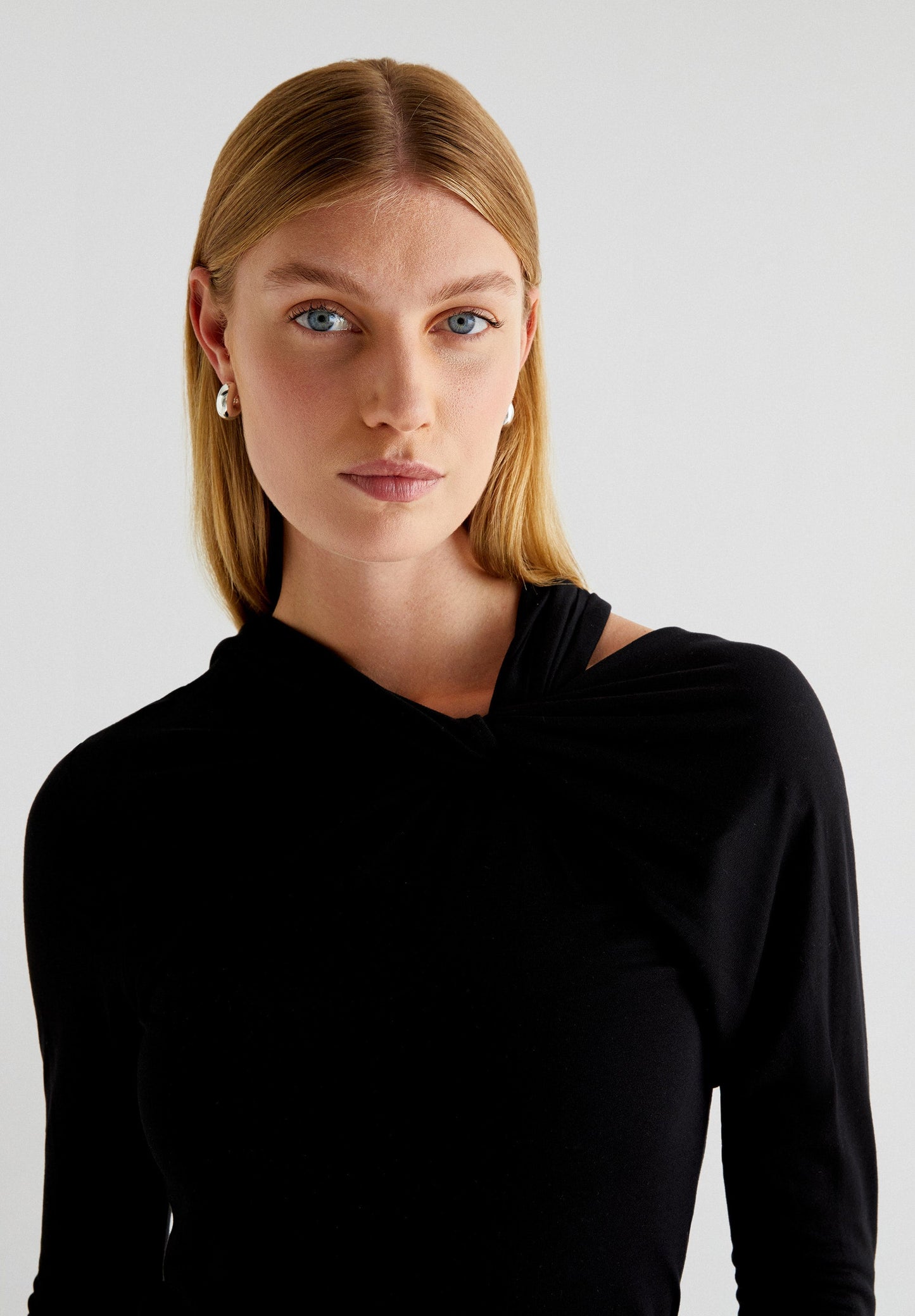 TOP WITH KNOT NECKLINE