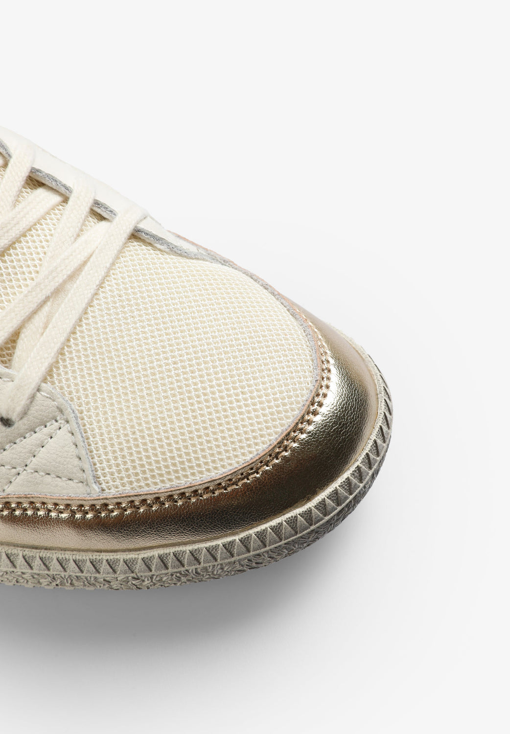 SNEAKERS ETIQUETA LOGO DETALLES METALIZADOS - Scalpers