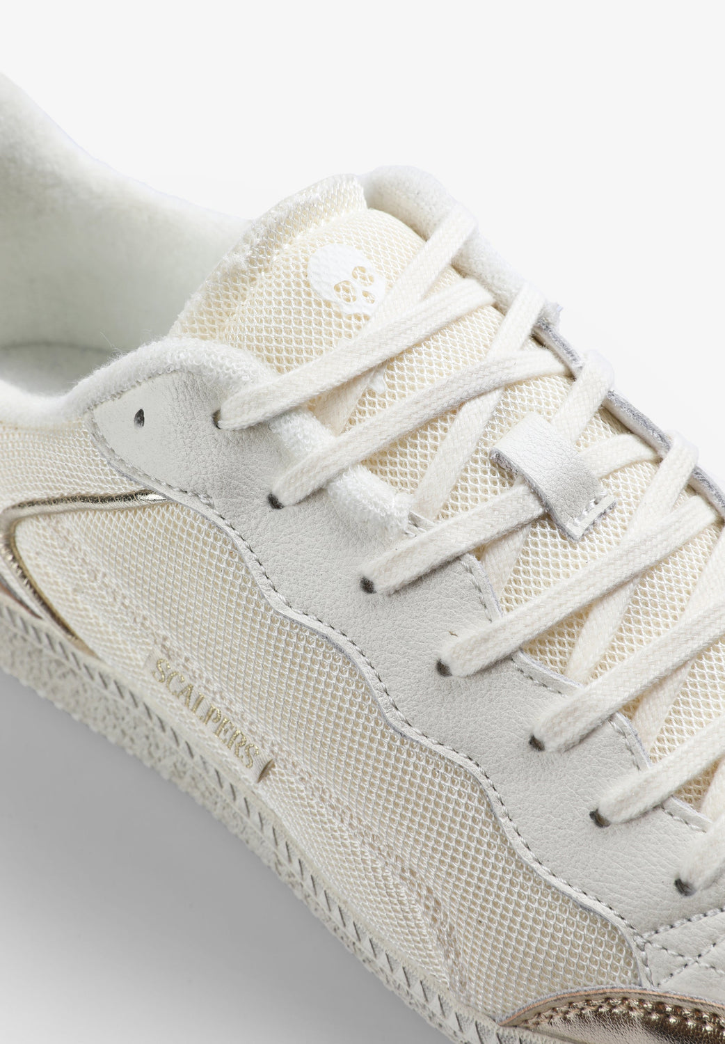 SNEAKERS ETIQUETA LOGO DETALLES METALIZADOS - Scalpers