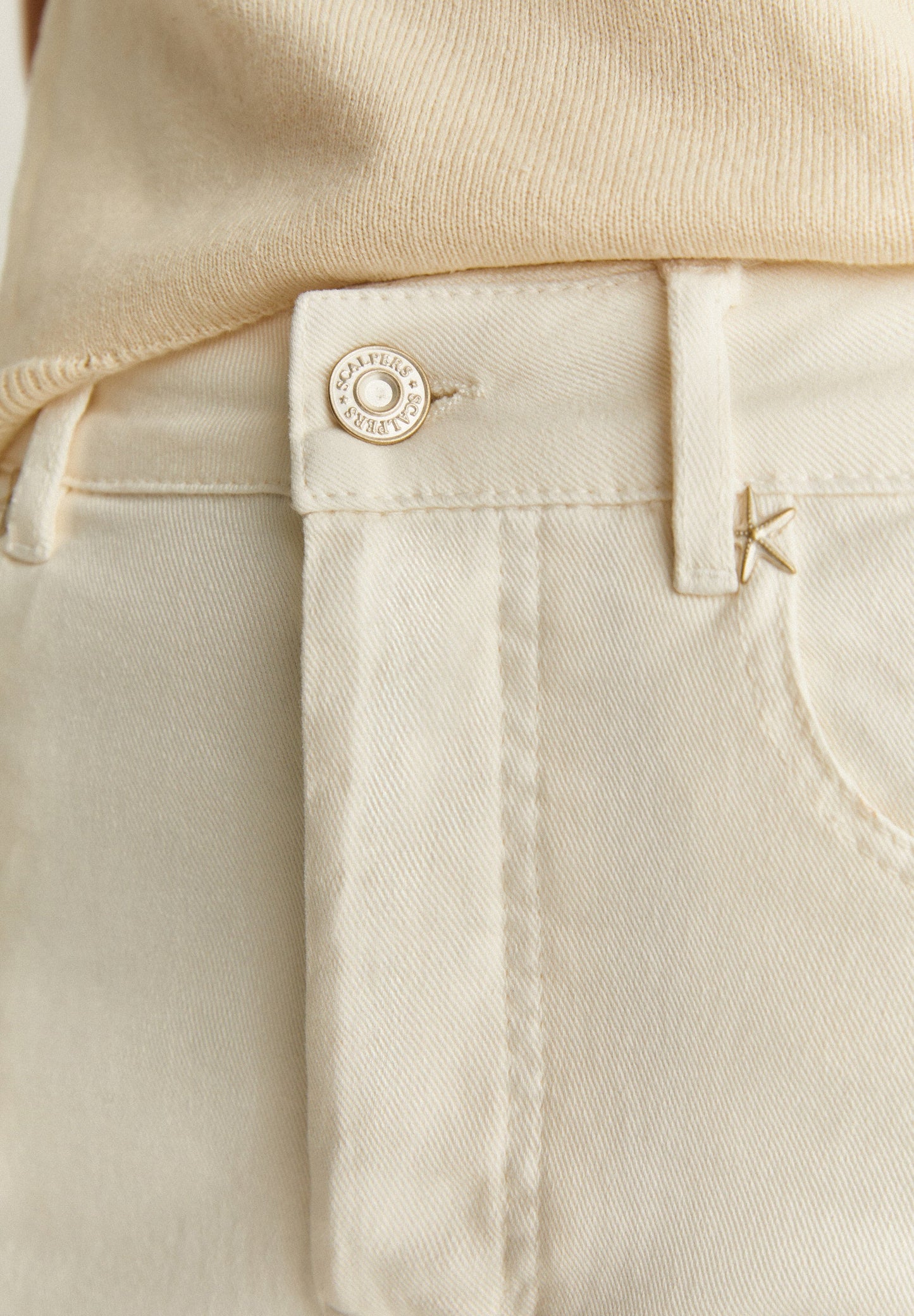 JEANS WITH FRAYED HEM