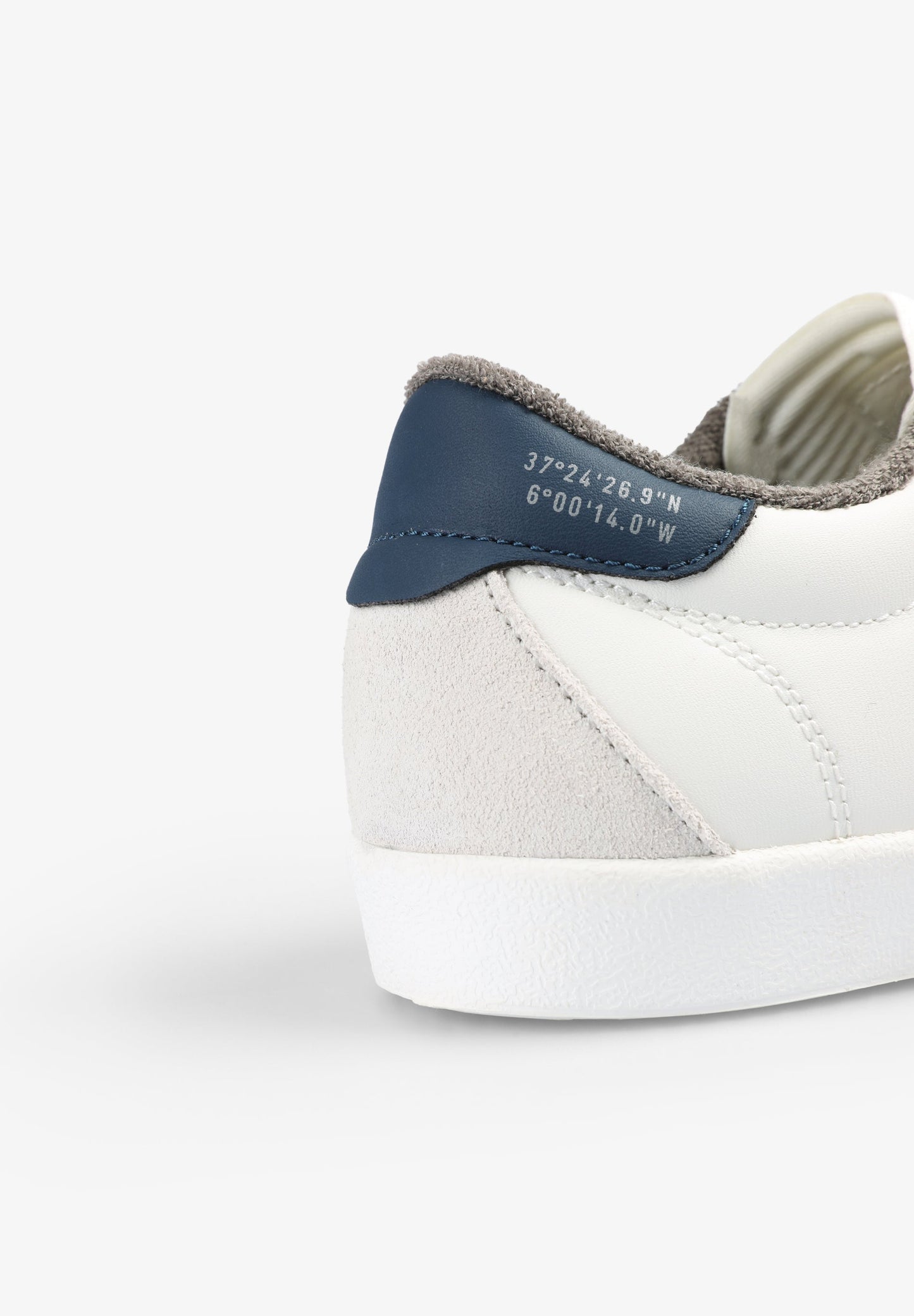 LOW TOP SNEAKERS WITH CONTRAST SKULL