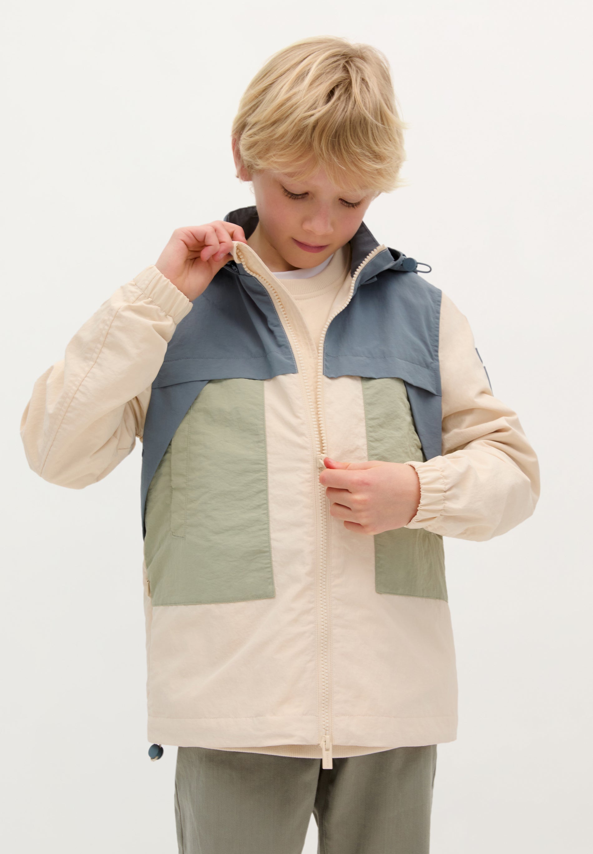 THREE-TONE COLOUR BLOCK JACKET