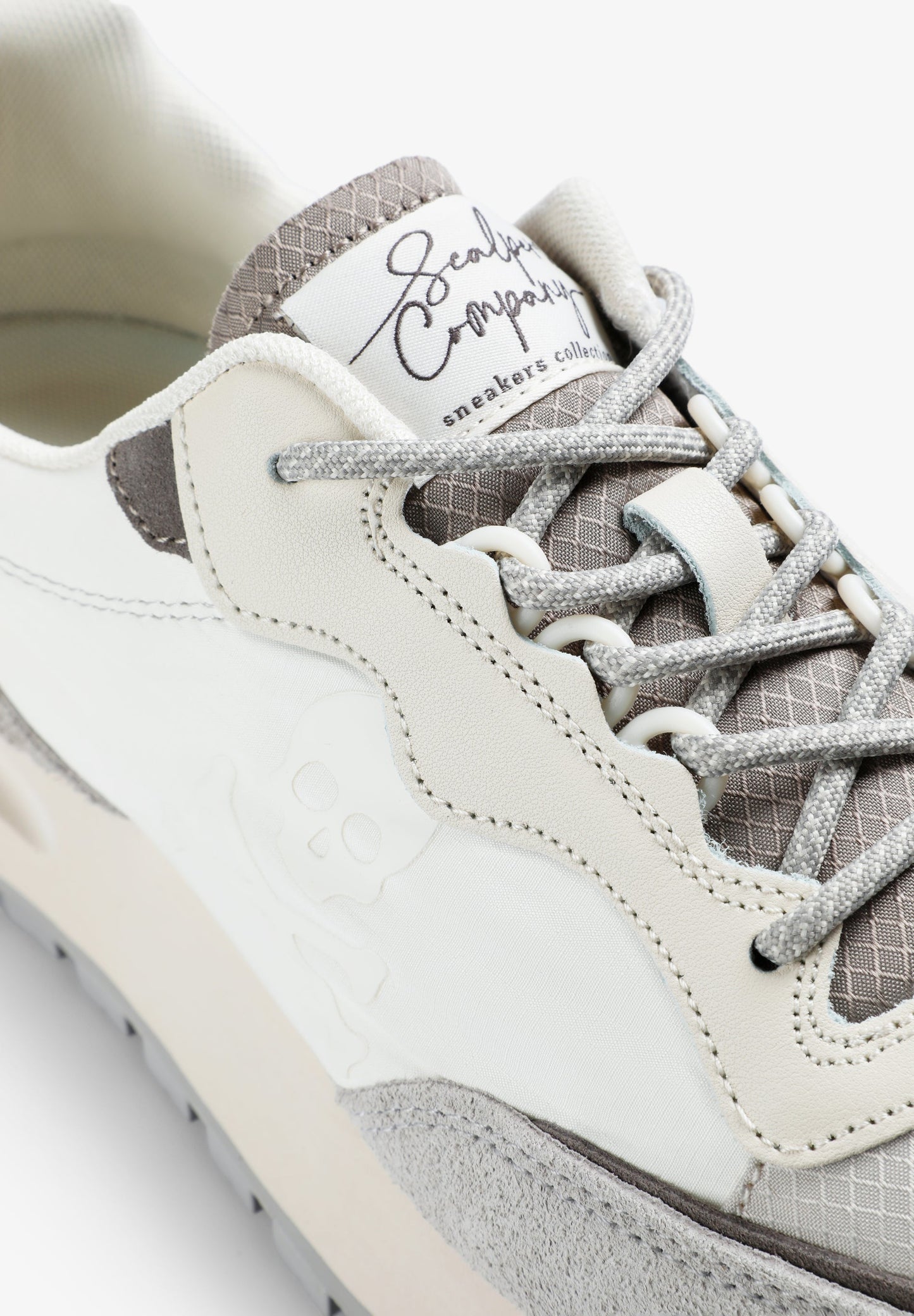 SNEAKERS LIGERAS CALAVERA CONTRASTE - Scalpers