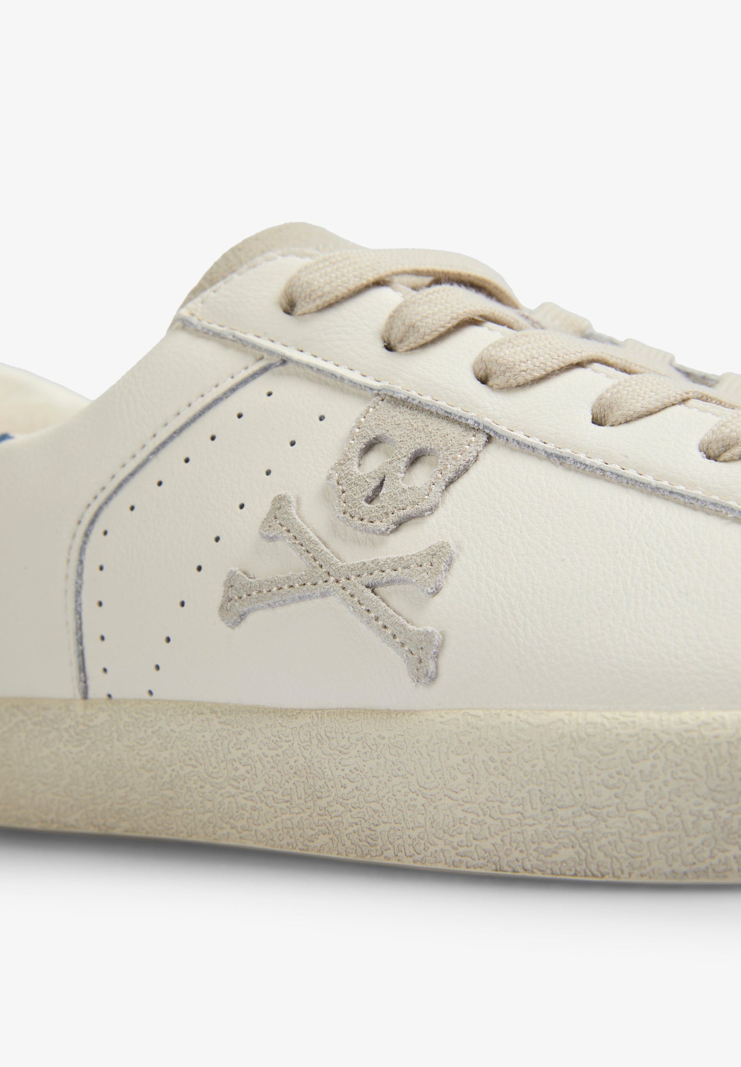 LOW TOP SNEAKERS WITH SIDE SKULL