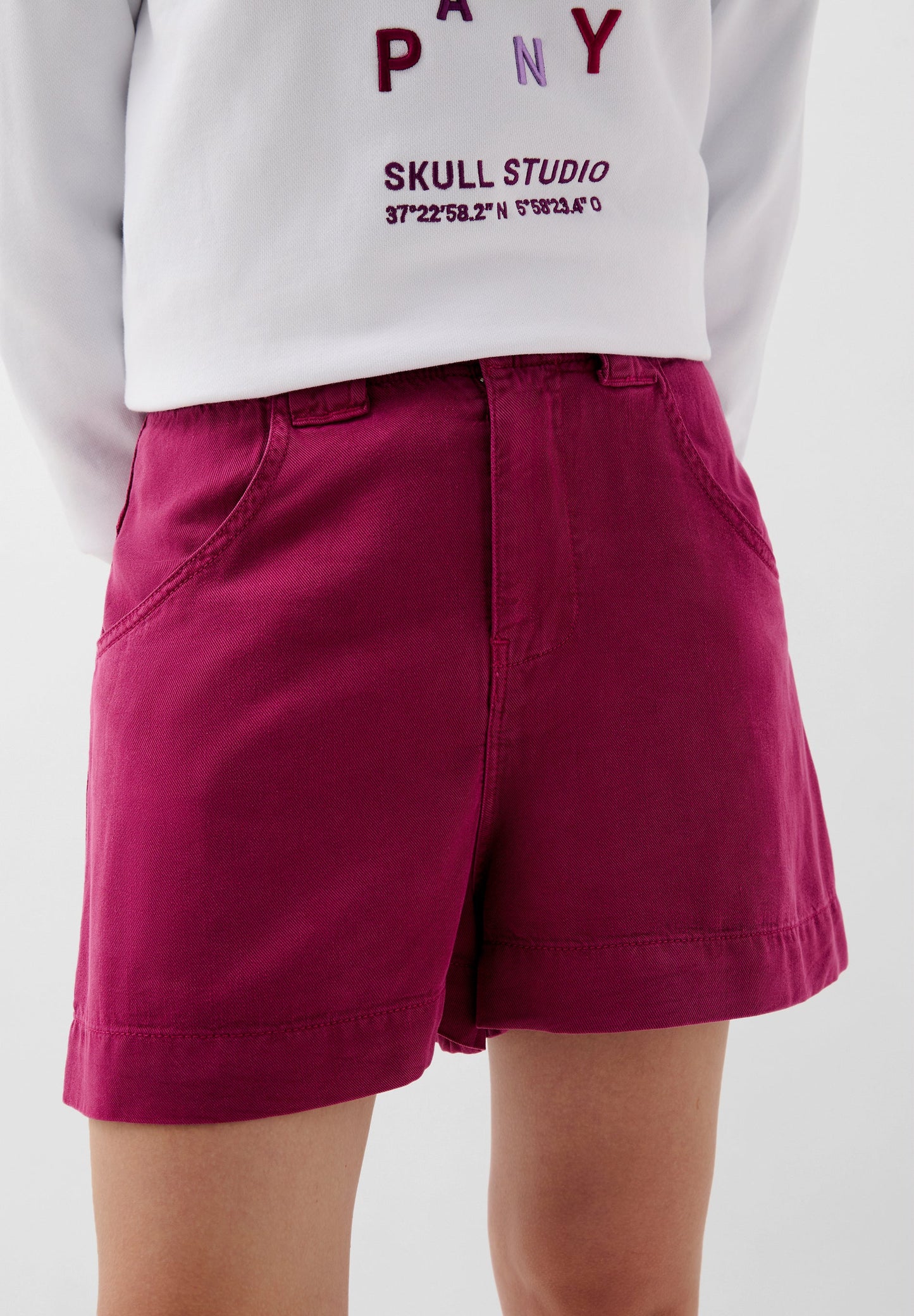 LOOSE-FITTING SHORTS WITH POCKETS