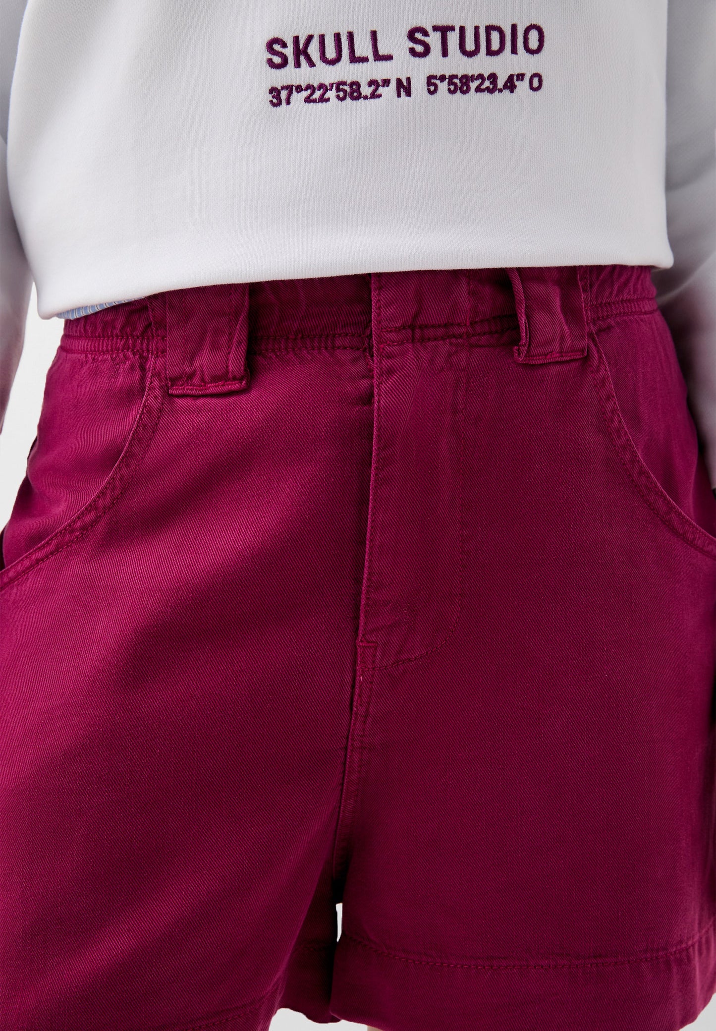 LOOSE-FITTING SHORTS WITH POCKETS