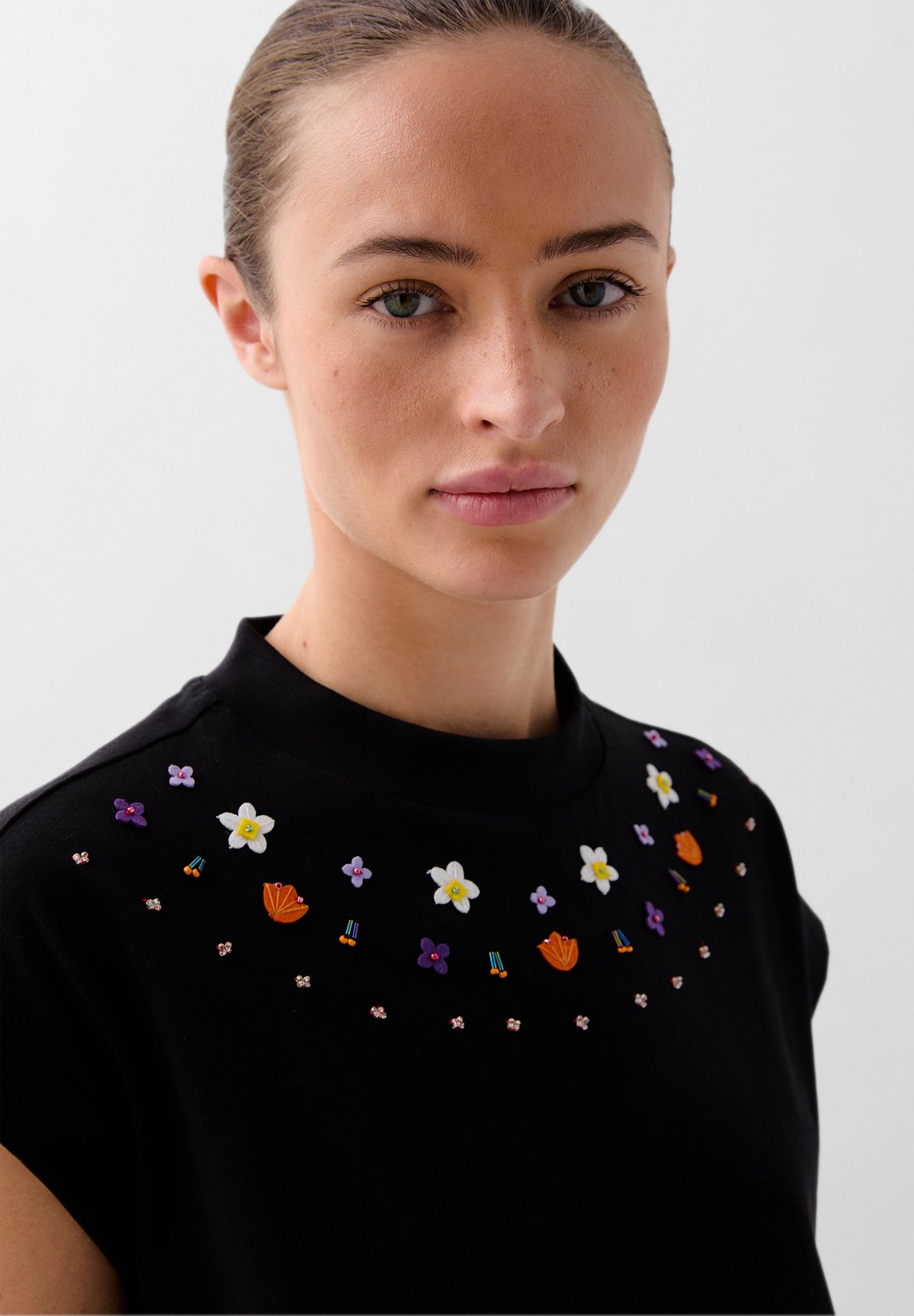 CROP TOP WITH EMBROIDERED DETAILS