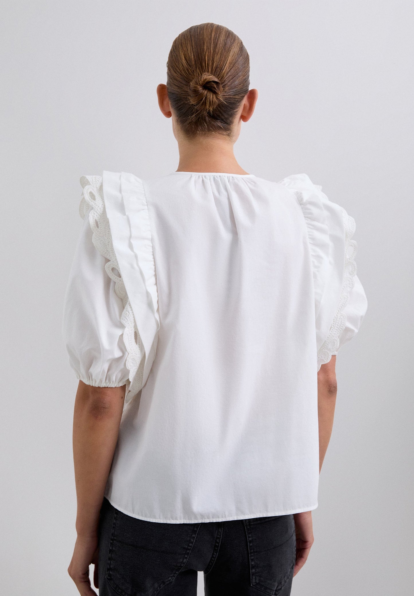 TOP MANGA VOLANTES BORDADOS - Scalpers